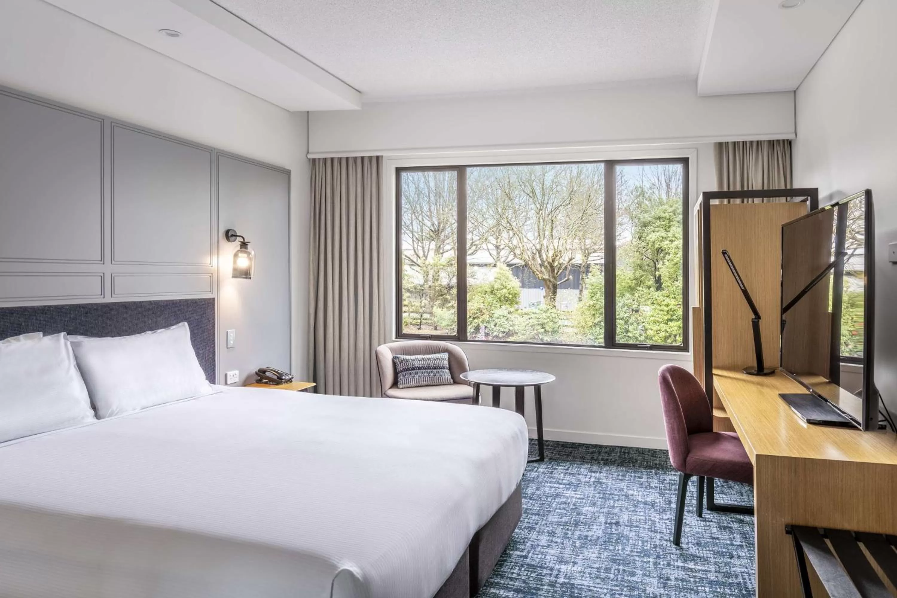 Bedroom, Bed in Chateau On The Park - Christchurch, A Doubletree By Hilton