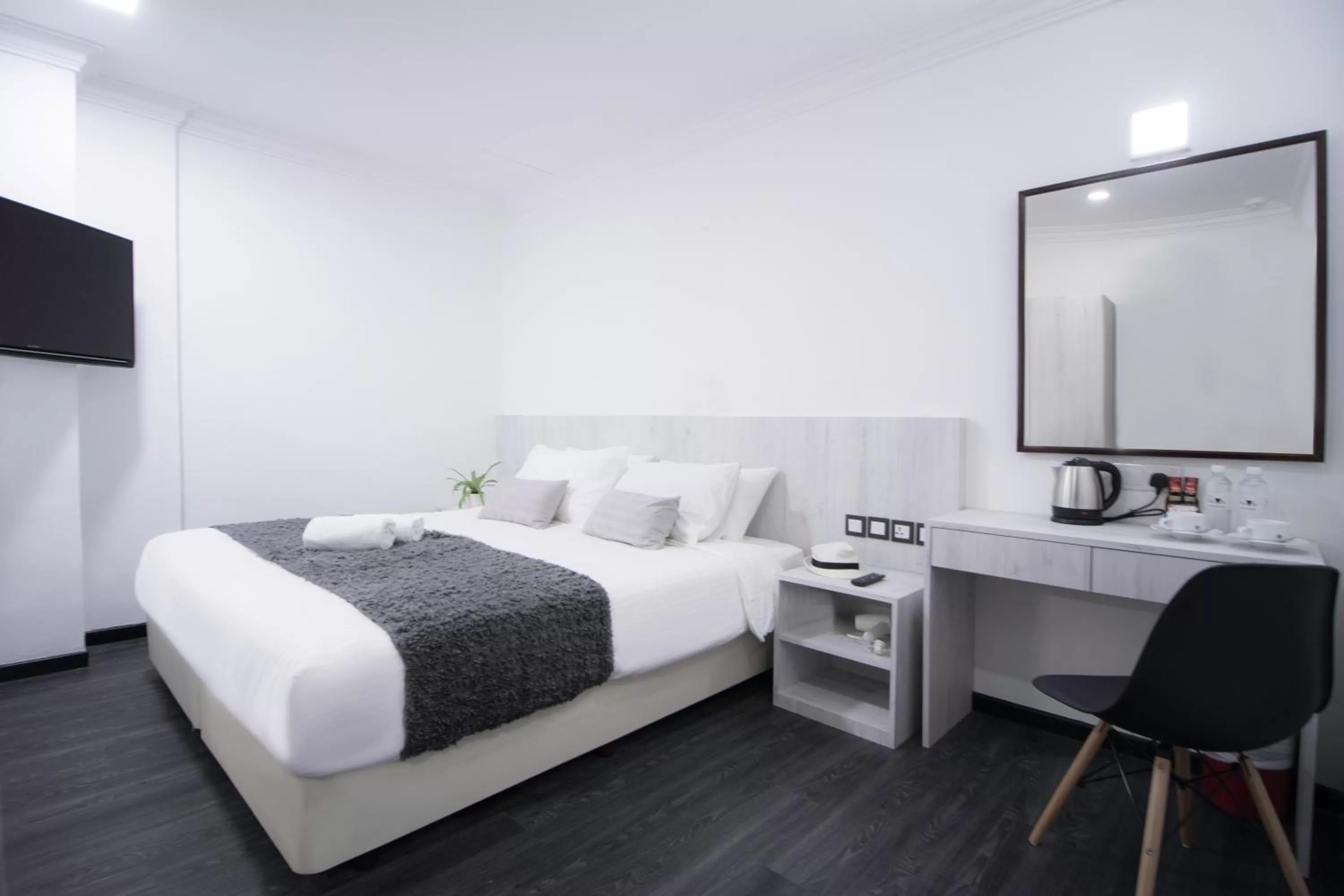 Bed in Harbour Ville Hotel - Hamilton