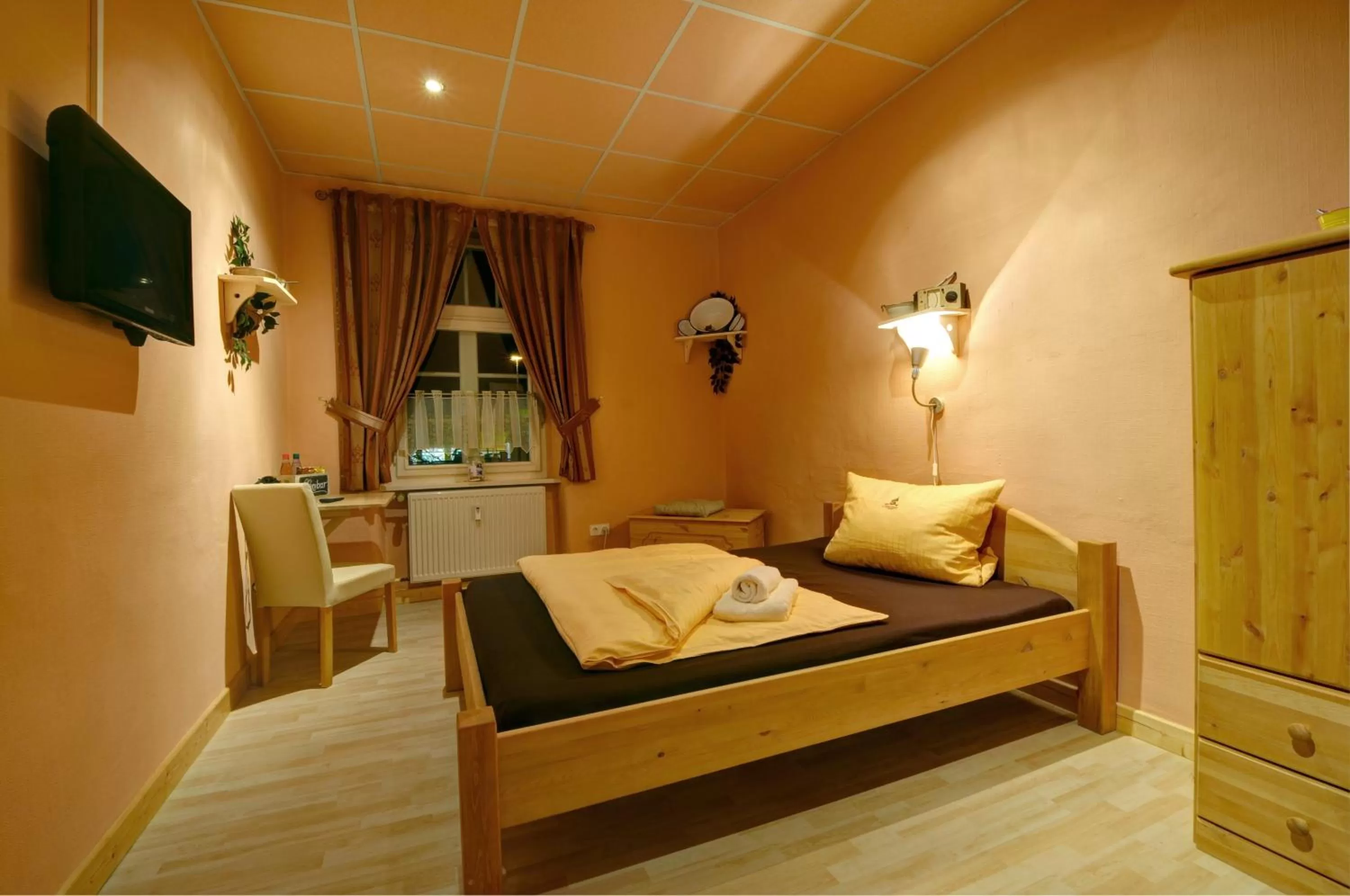 Bedroom, Bed in Hotel Villa Wirtshaus Köpenick