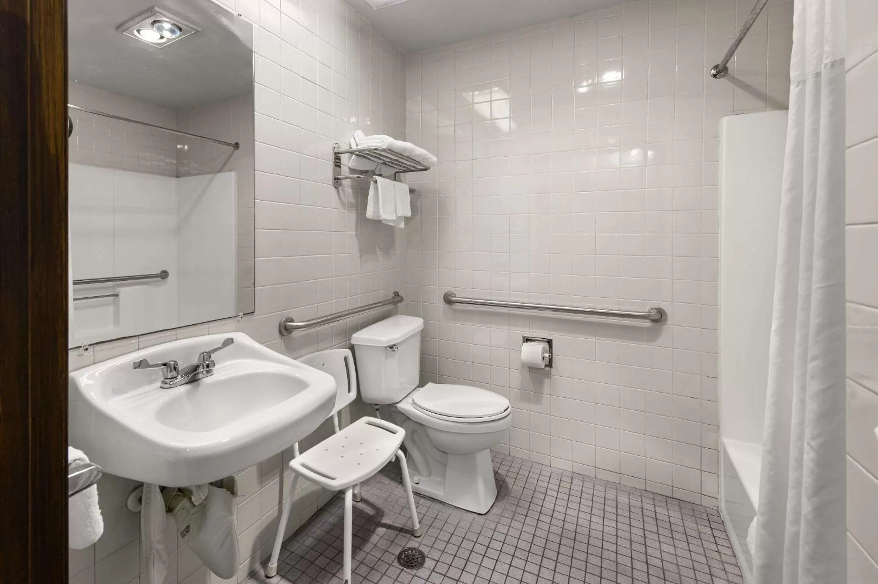 Bathroom in Suburban Studios Kansas City Airport North