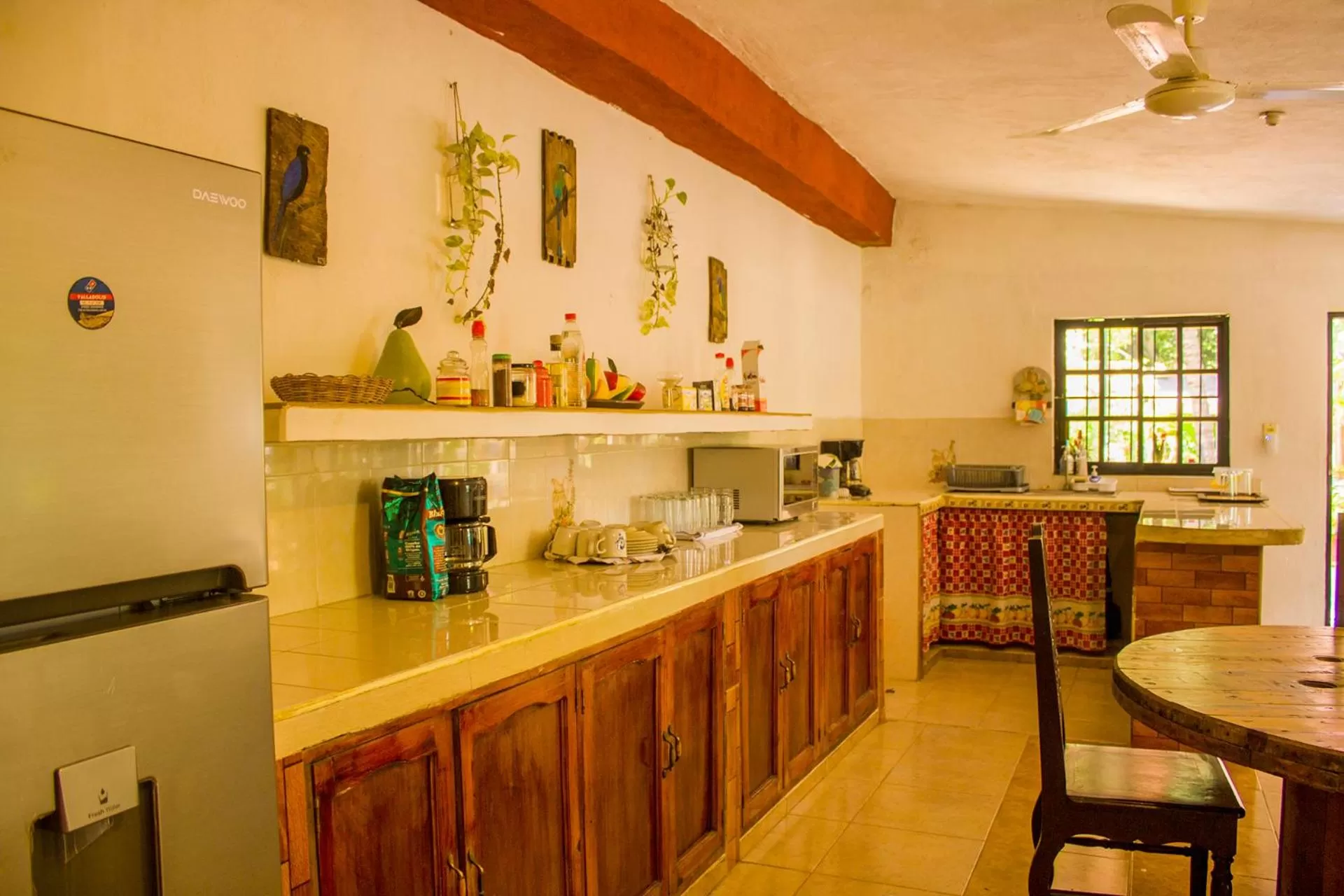 Communal kitchen in Casa De Los Pájaros - B&B