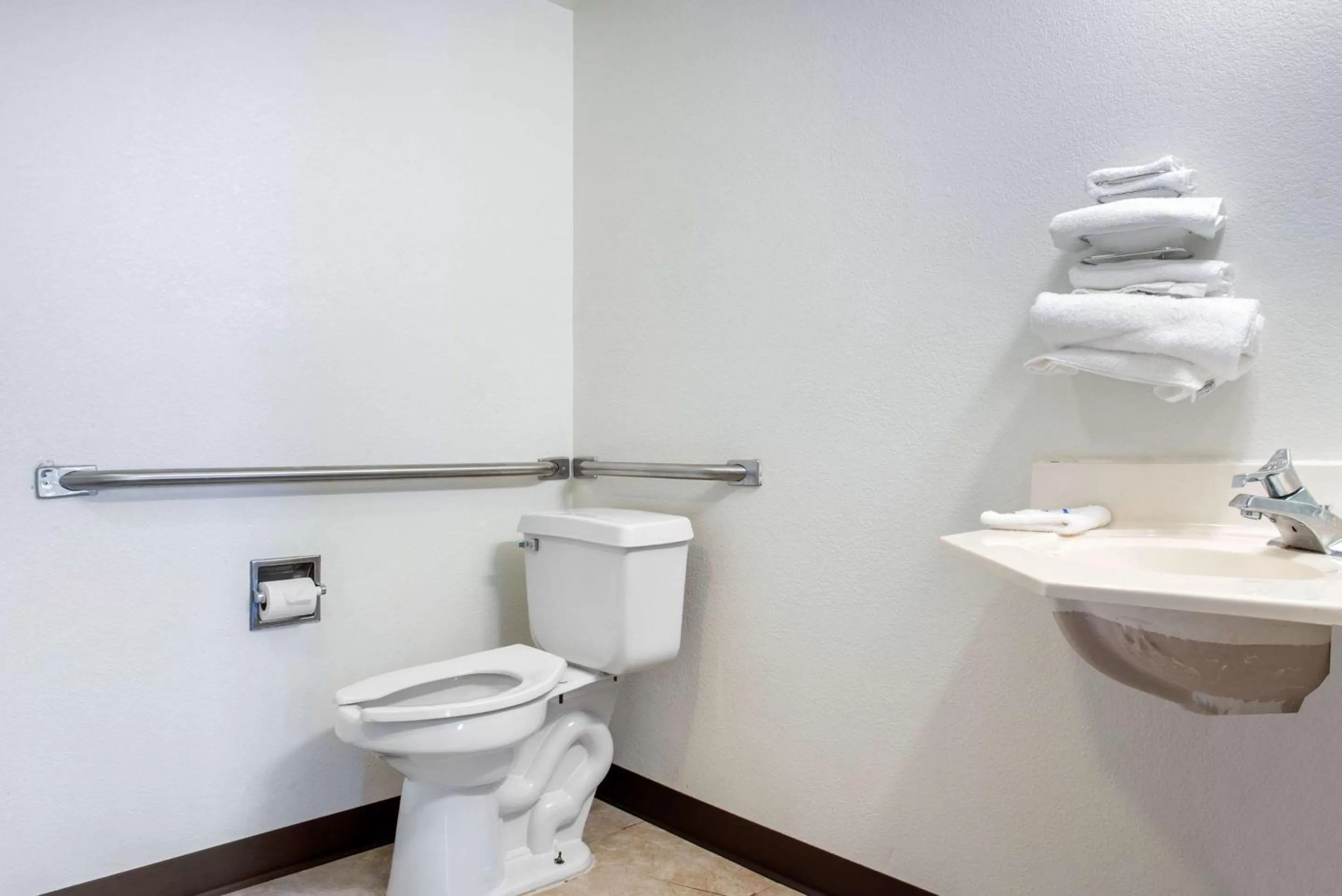 Bathroom in Rodeway Inn Sharonville - Cincinnati North