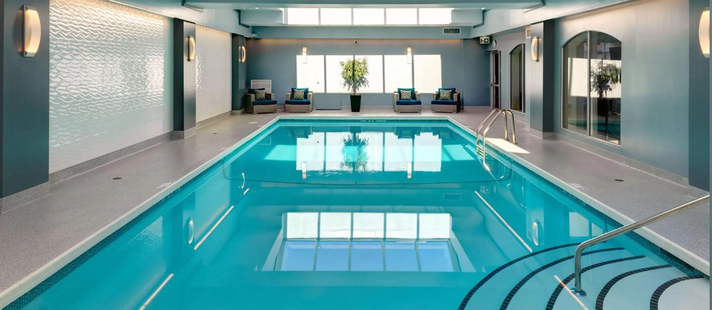 Swimming pool in Chateau Victoria Hotel & Suites