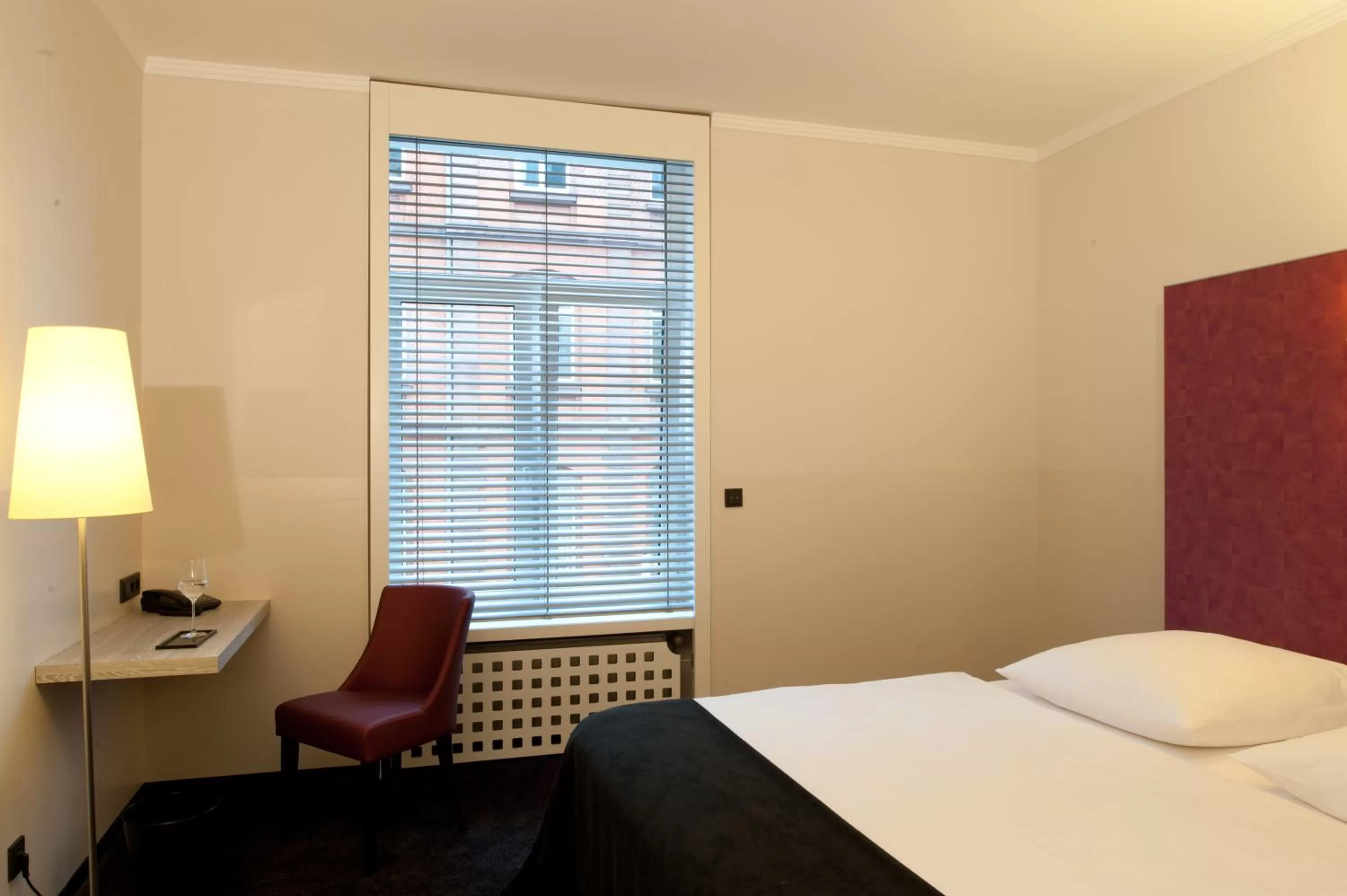 Day, Bed in Hotel Topas Frankfurt City Centre