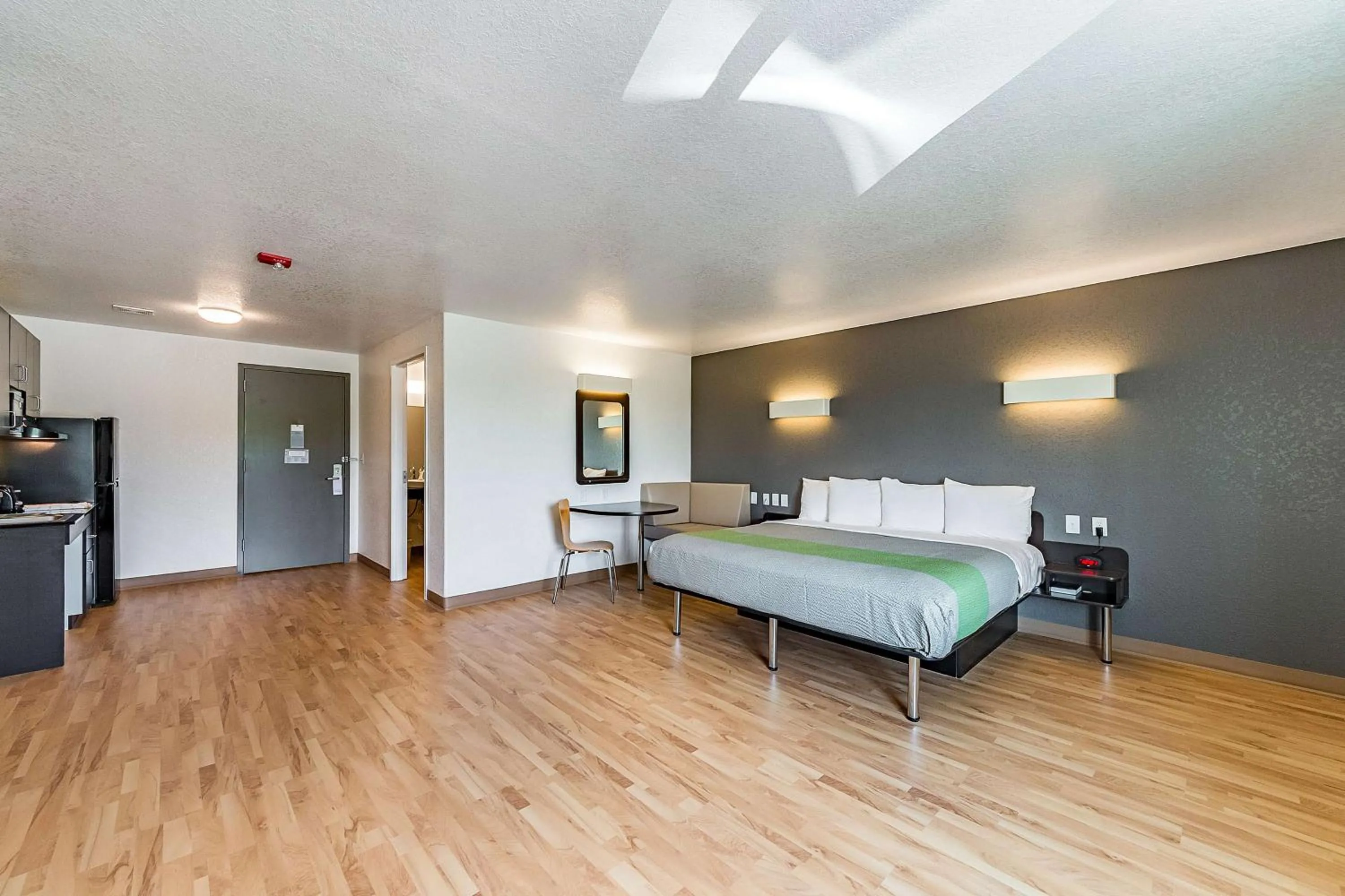 Photo of the whole room, Bed in Studio 6 New Braunfels, Tx