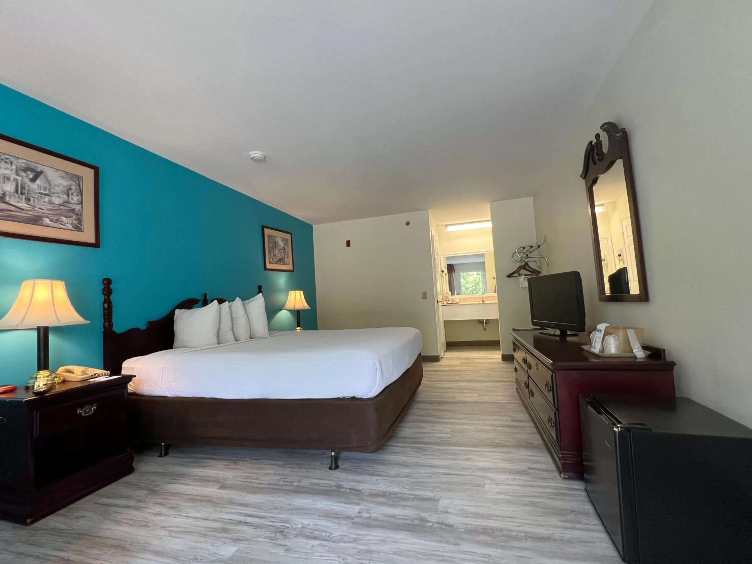 Bed in Hilltop Inn & Suites, near Foxwoods Casino