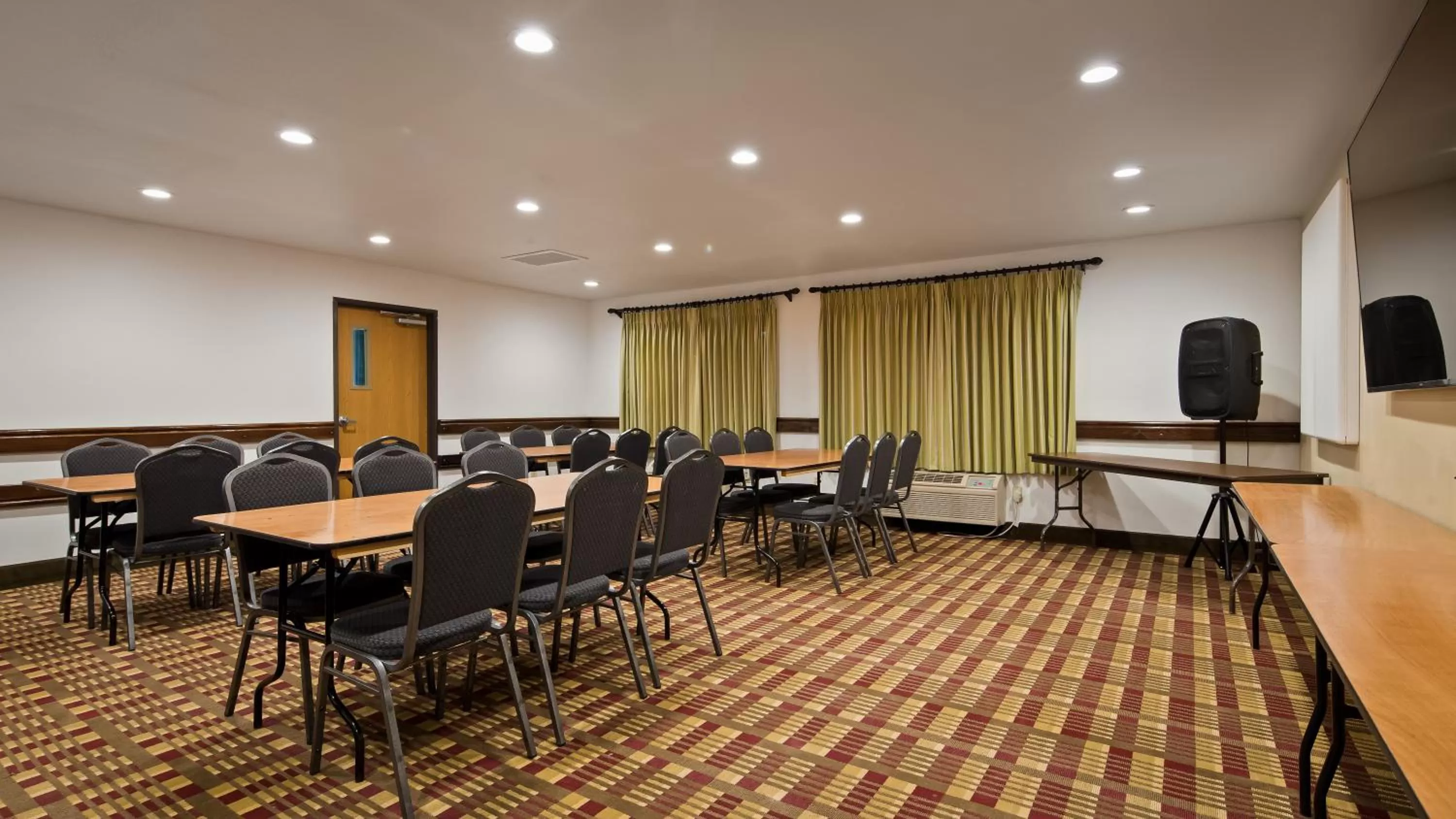 Banquet/Function facilities in White Pine Inn & Suites