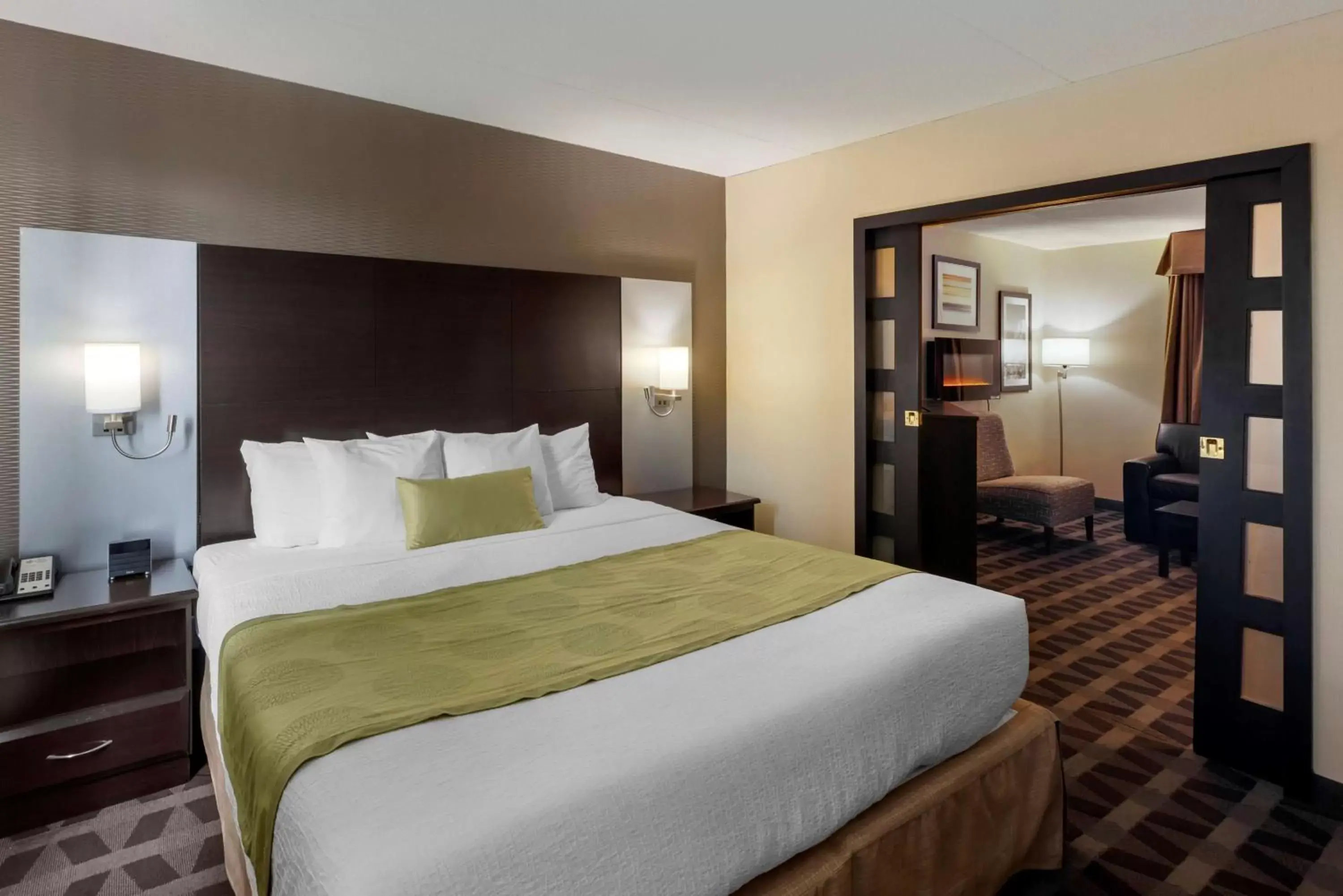 Family Suite with One King Bed and Two Queen Beds in Best Western Plus Leamington Hotel & Conference Centre Family Suite with One King Bed and Two Queen Beds in Best Western Plus Leamington Hotel & Conference Centre