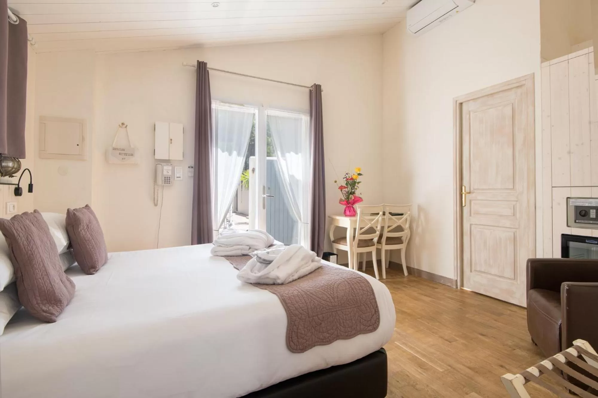 Bed in Hôtel Restaurant & Spa Plaisir