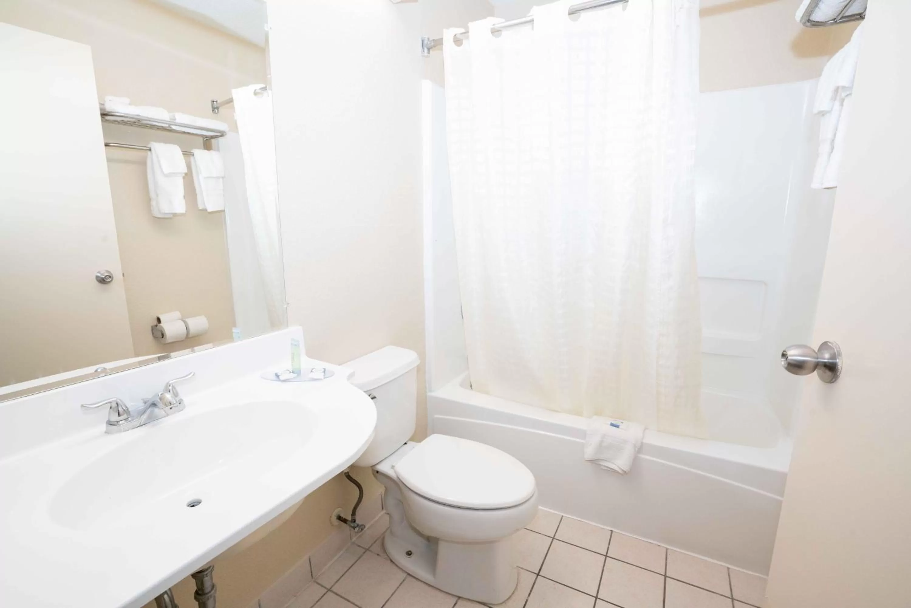 Bathroom in Regency Inn & Suites DFW