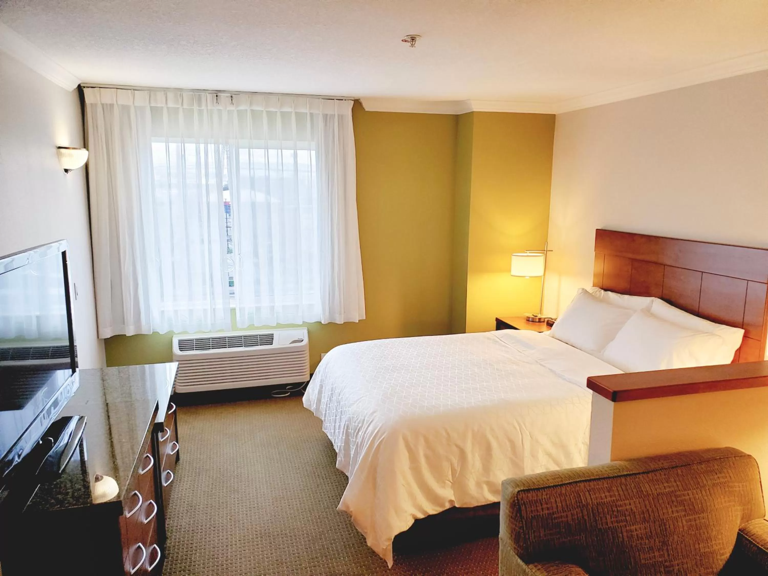 Bedroom, Bed in Holiday Inn Express Hotel & Suites Portland-Northwest Downtown by IHG