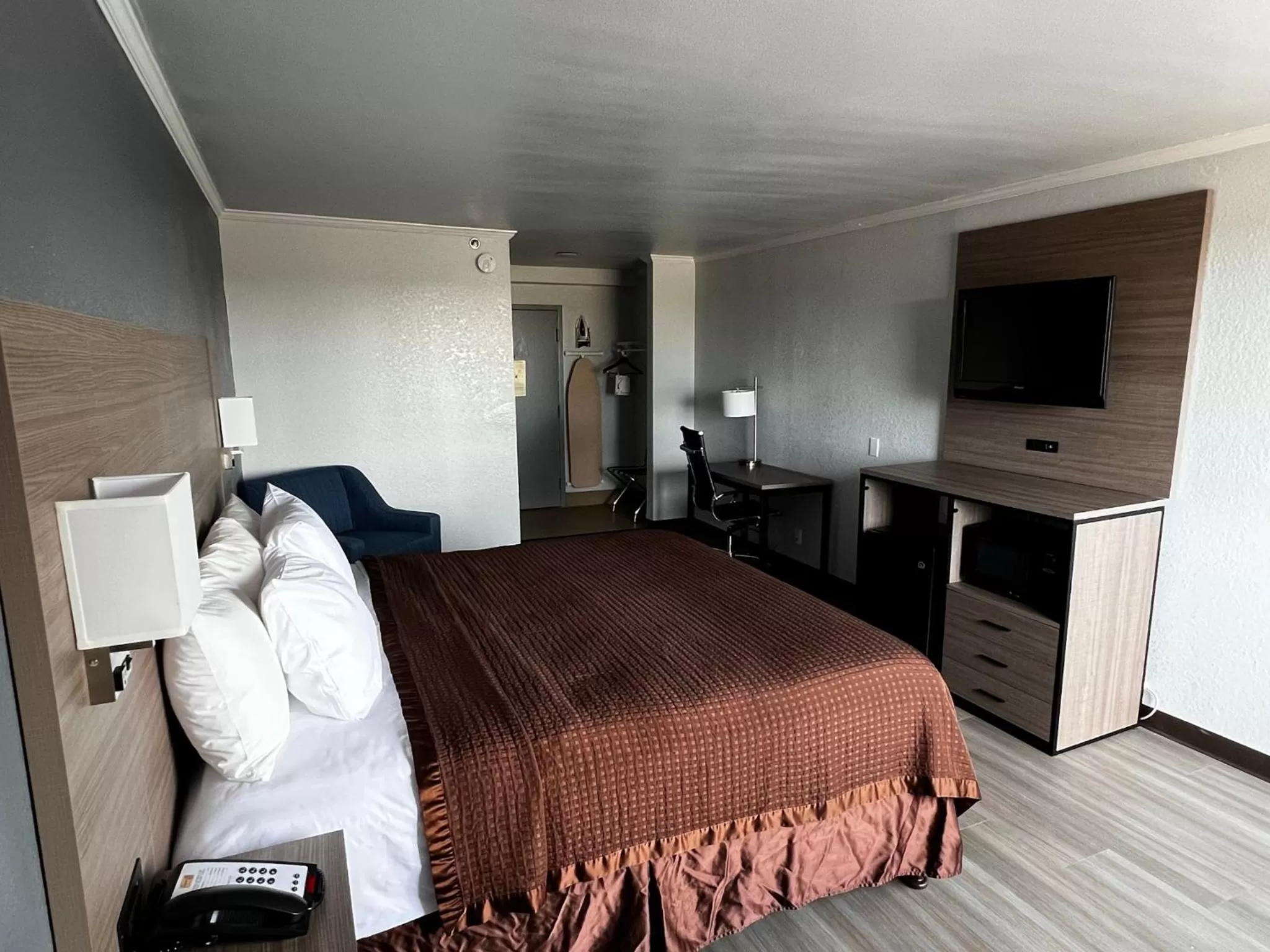 Bed in Super 8 by Wyndham Fort Worth Entertainment District