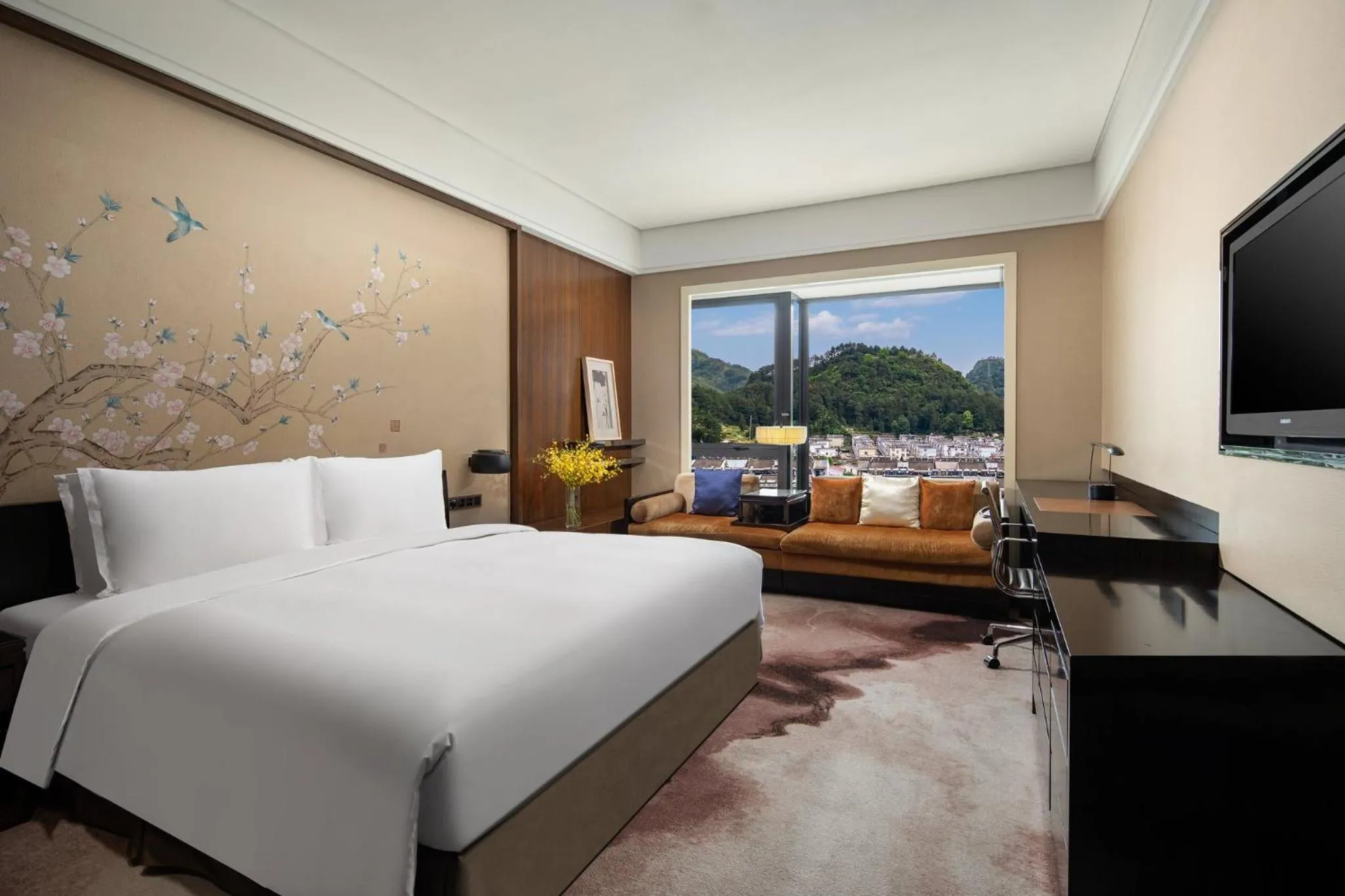 Photo of the whole room, Bed in Crowne Plaza Huangshan Yucheng by IHG