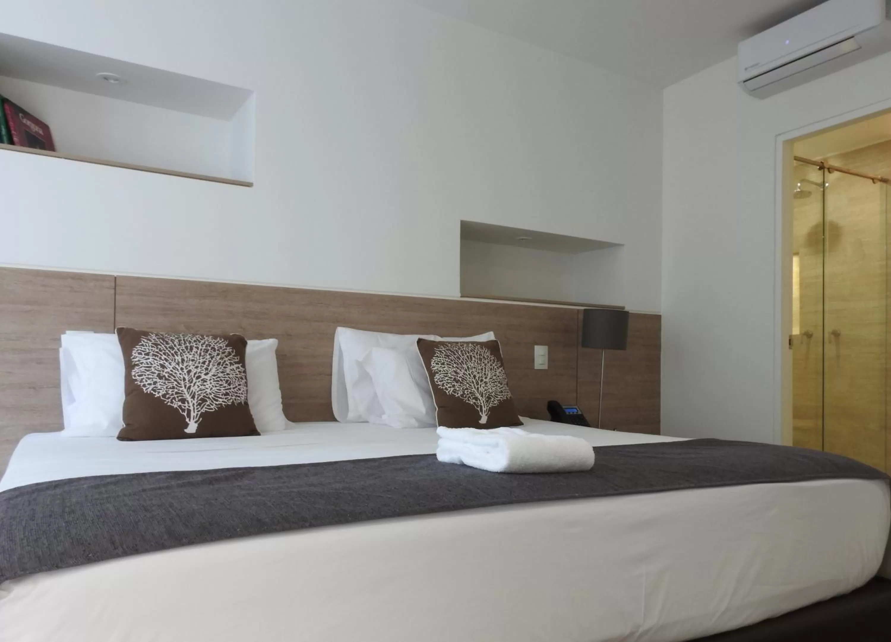 Bedroom, Bed in Park V