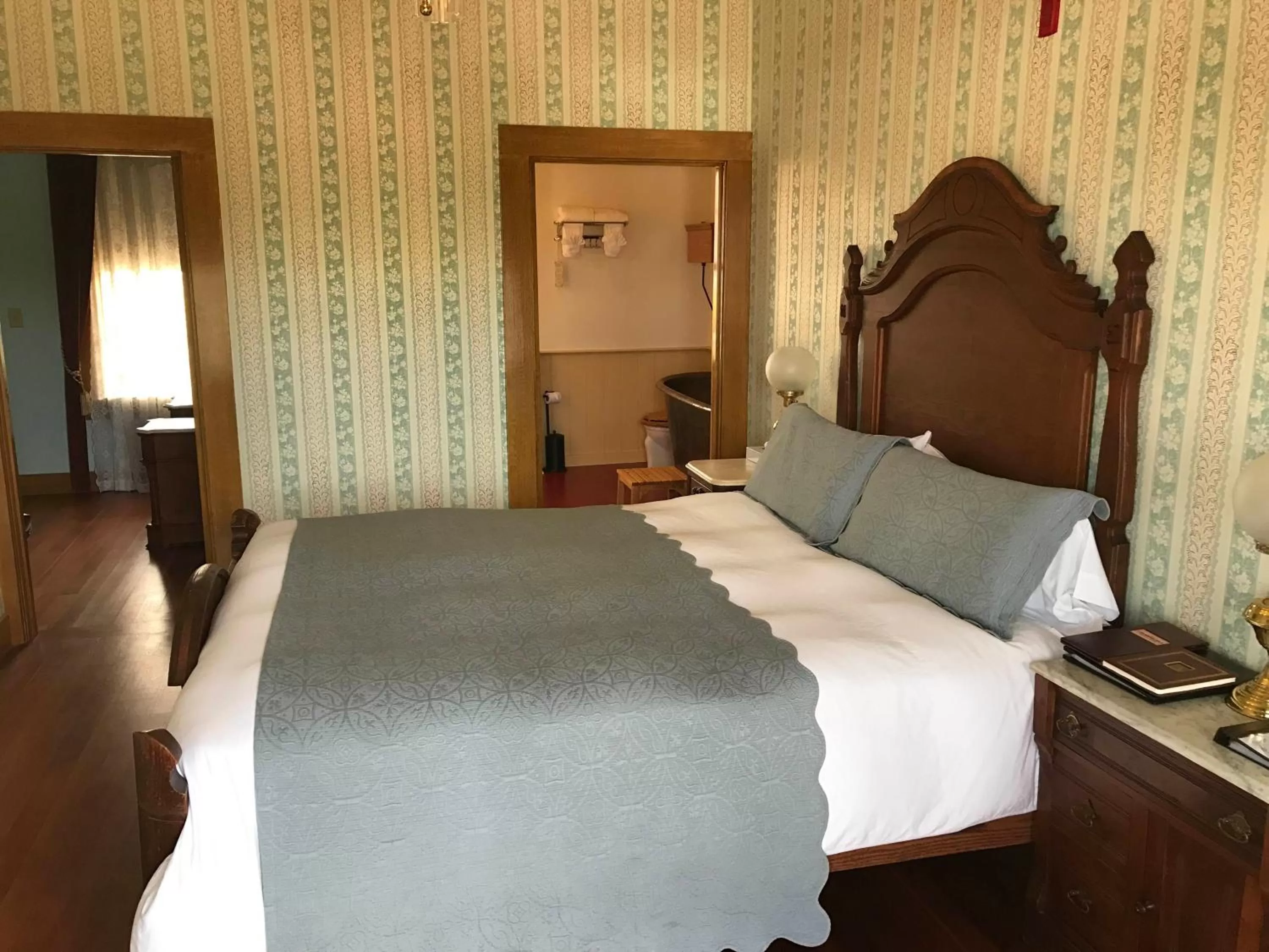 Photo of the whole room in Cosmopolitan Hotel