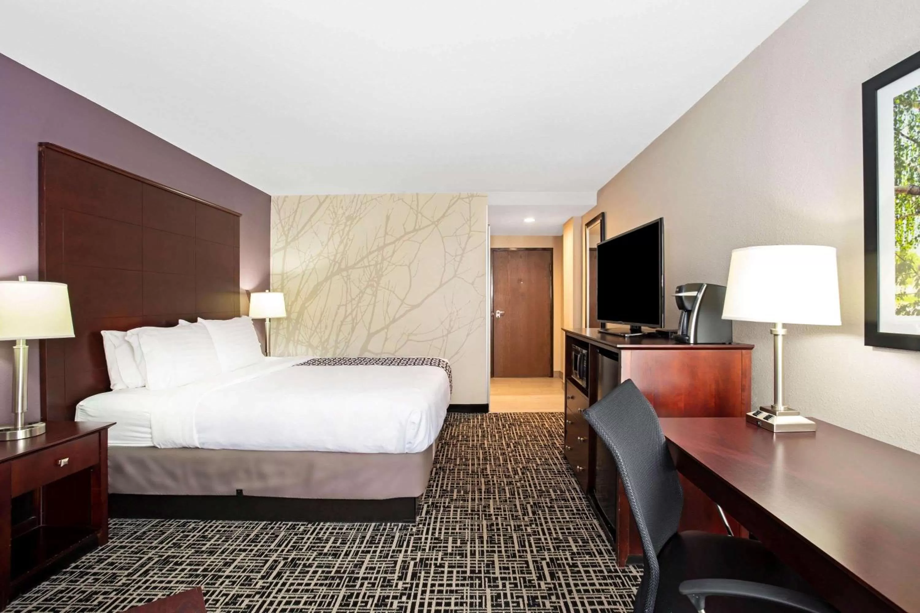 Photo of the whole room, Bed in La Quinta Inn & Suites by Wyndham Denver Aurora Medical
