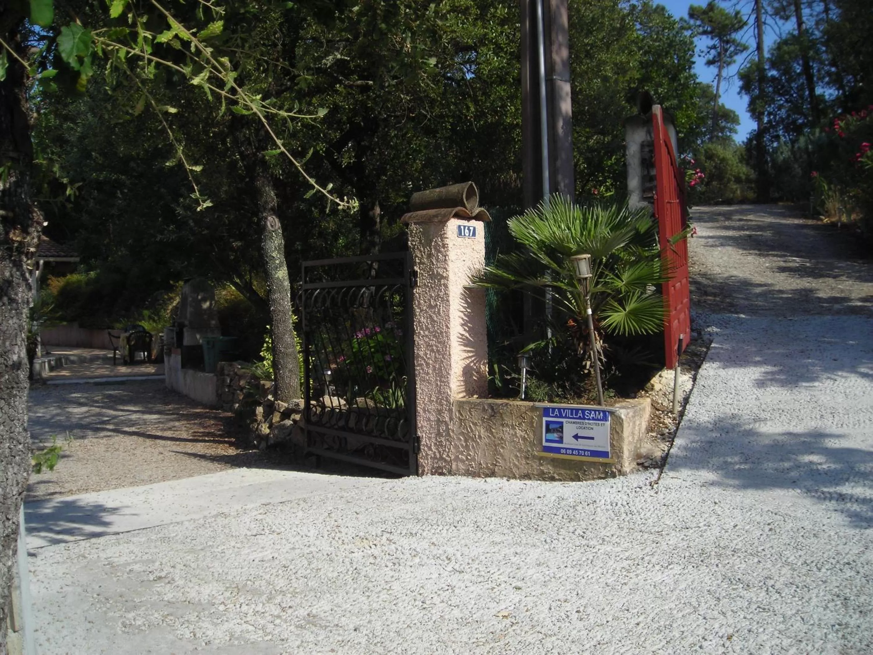 Facade/entrance in La villa Sam
