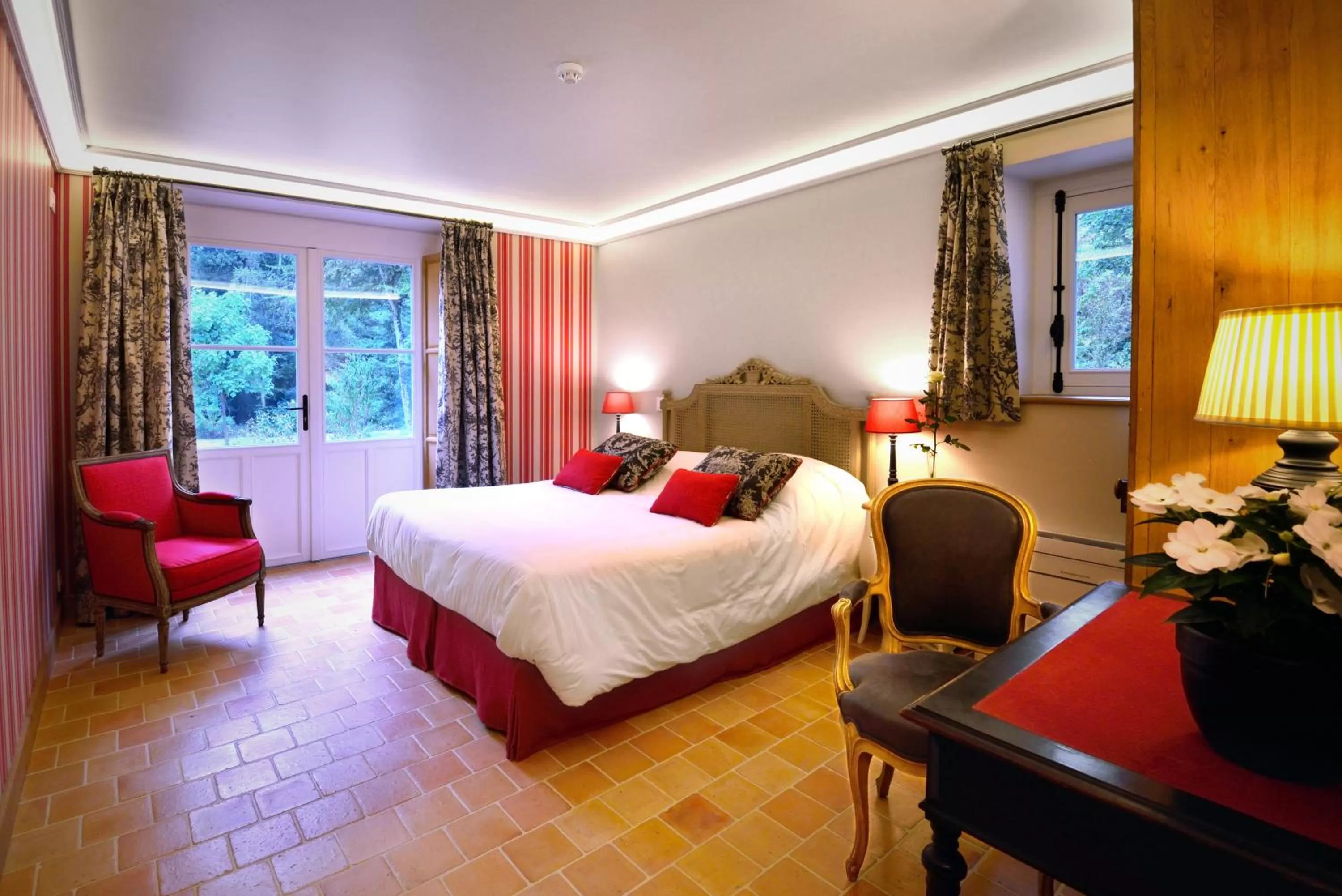 Photo of the whole room, Bed in Château-Hôtel de Bourron