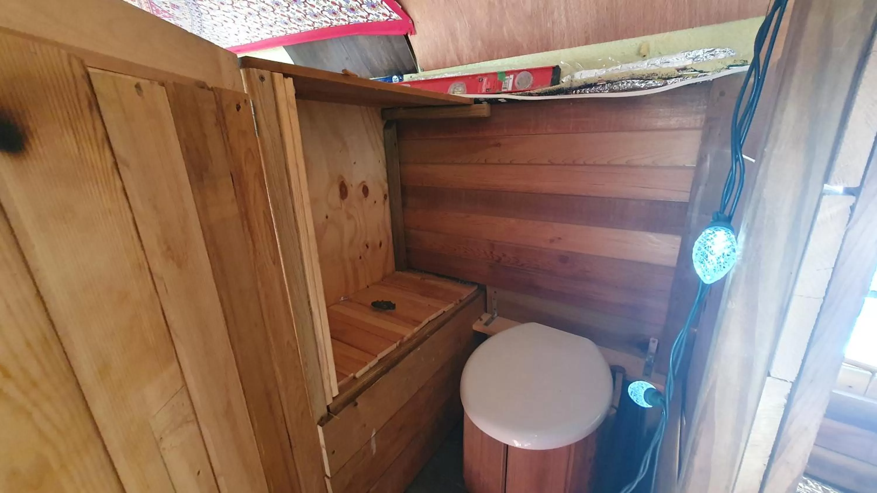 Toilet in Le Salon des Inconnus