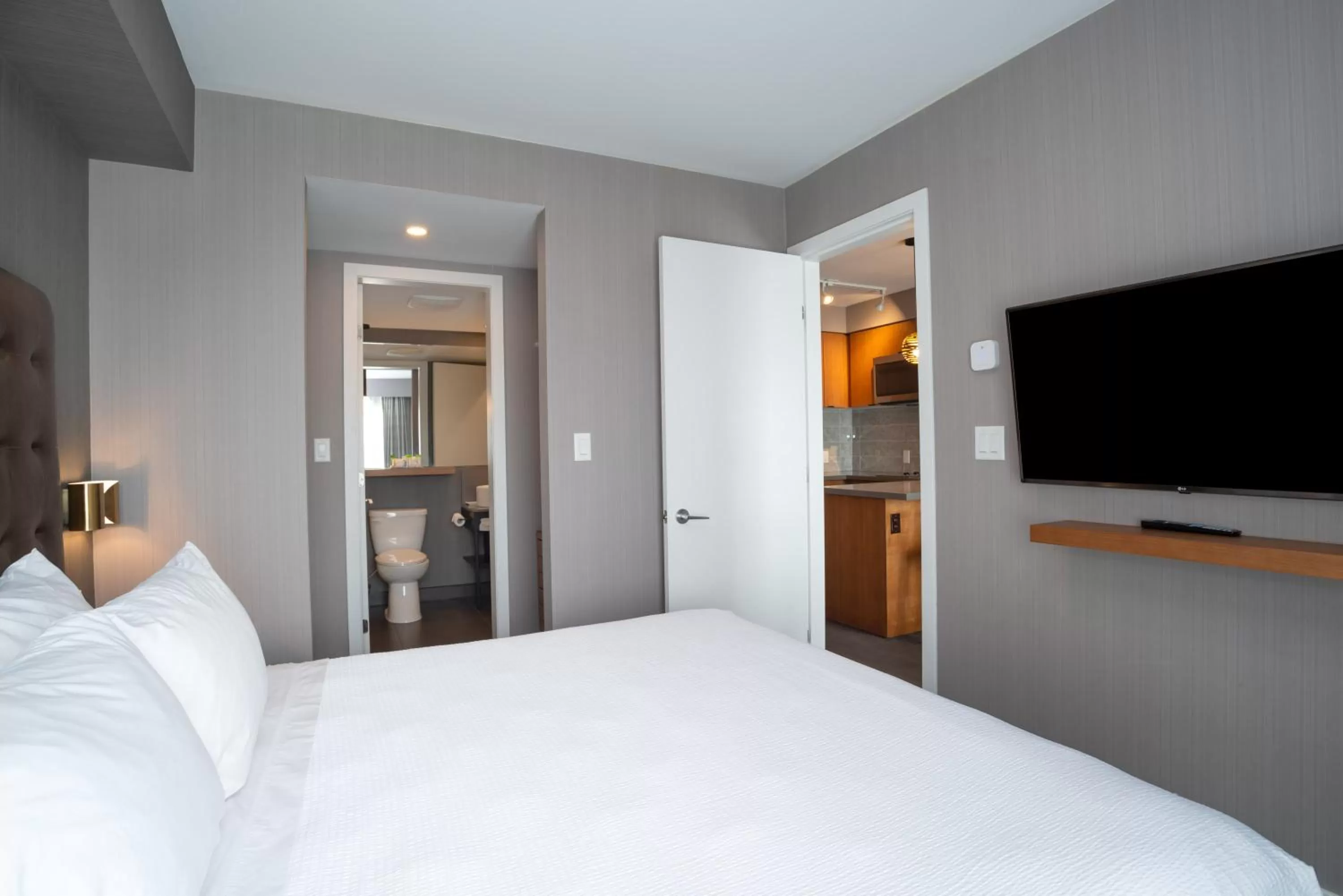 Photo of the whole room, Bed in Sandman Hotel Hamilton