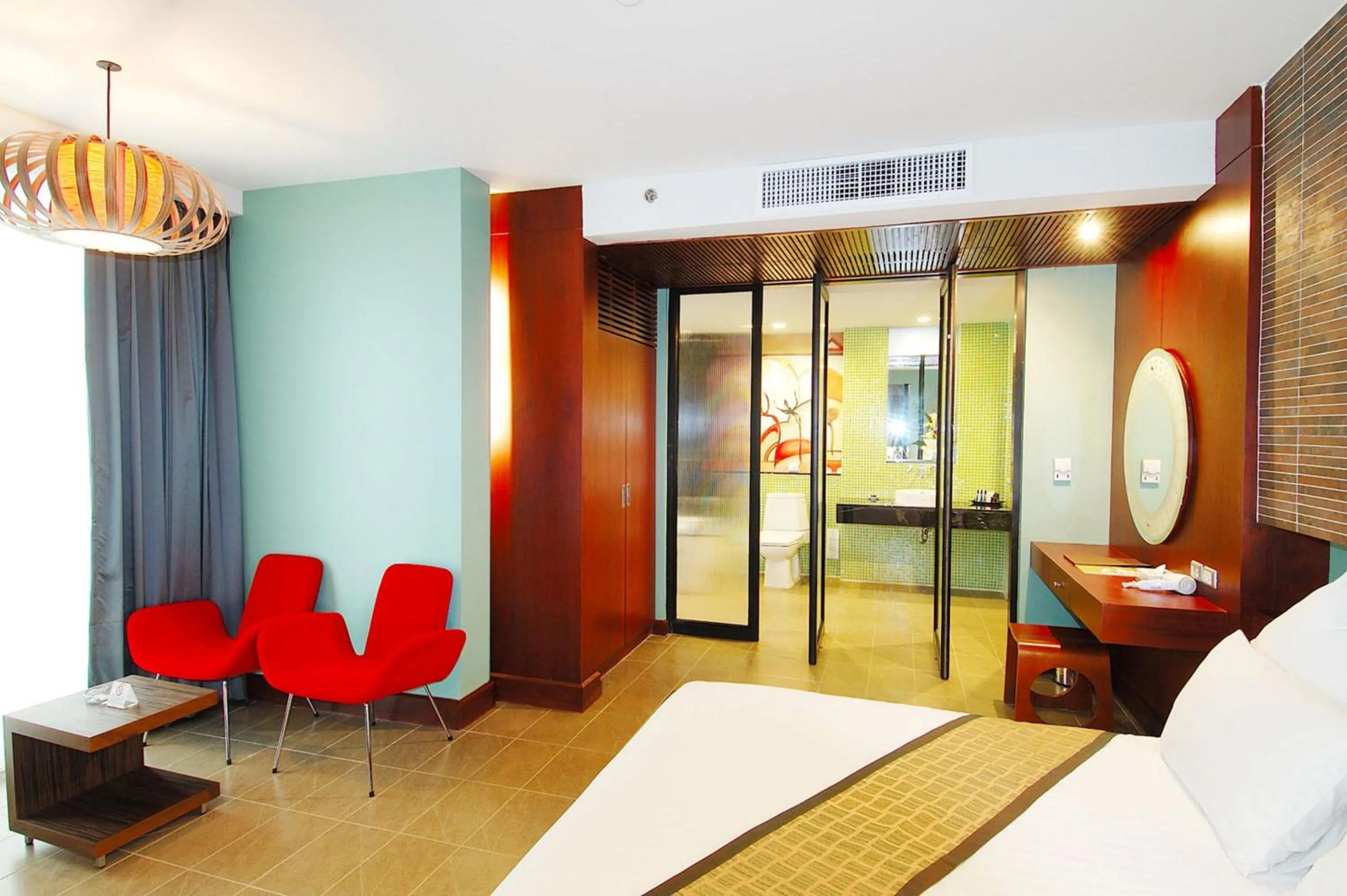 Bedroom, Bed in Long Beach Garden Hotel & Pavilions