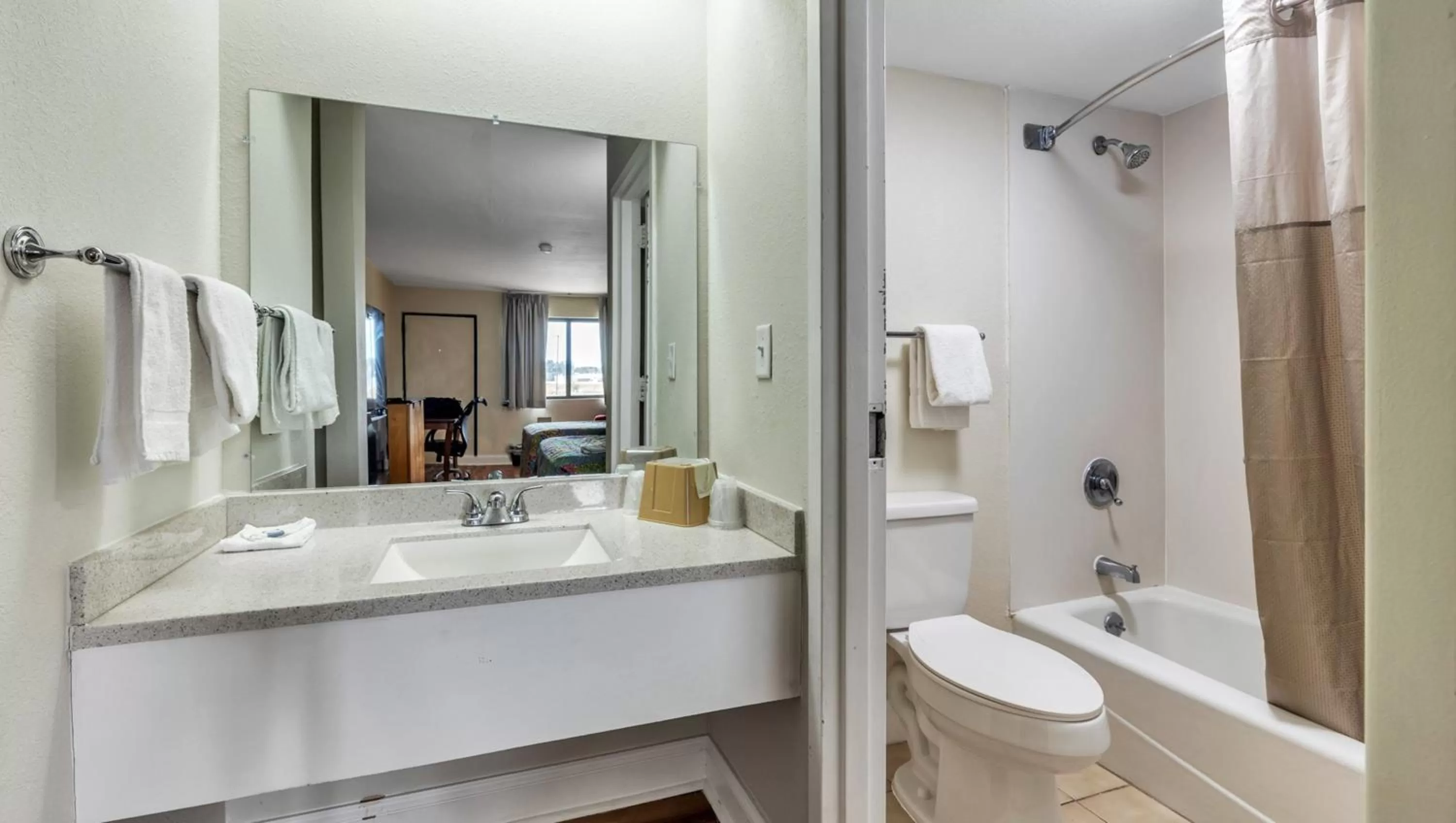 Bathroom in Studios and Suites 4 Less Emporia
