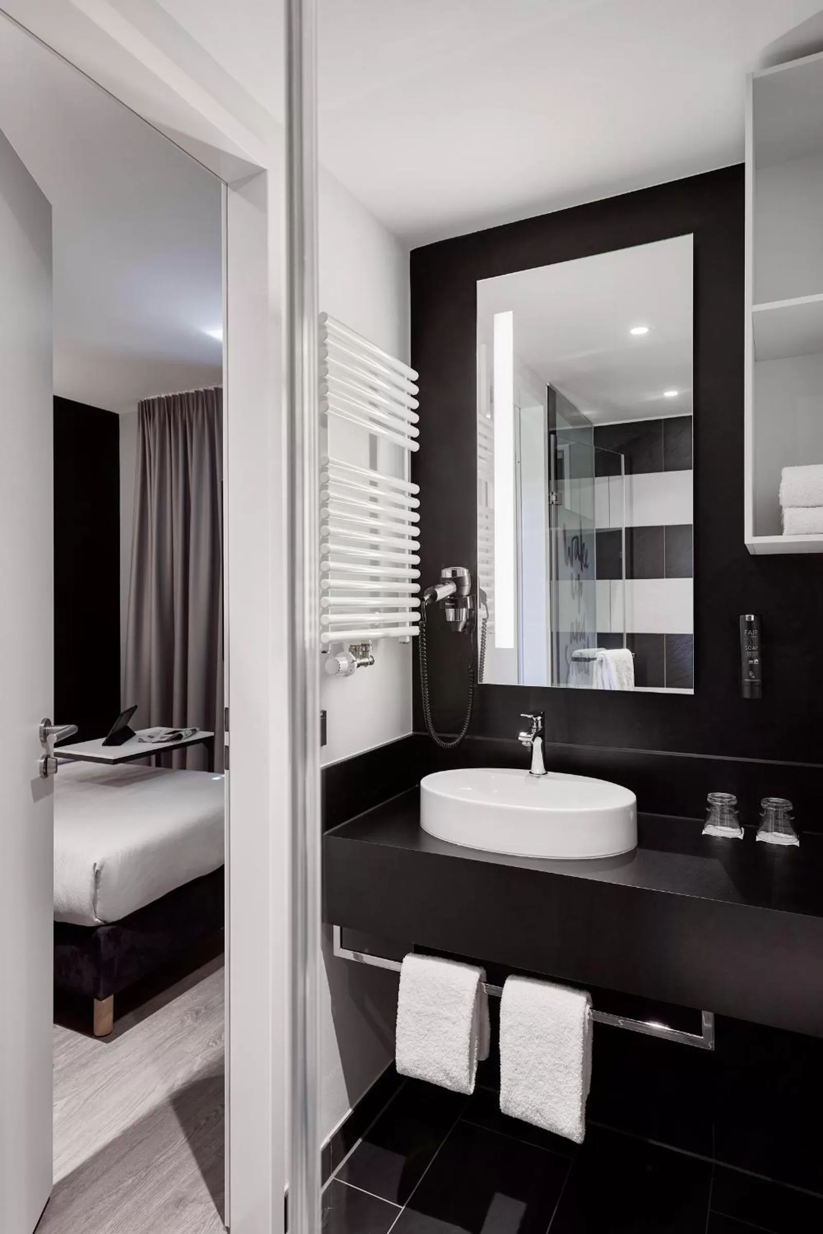 Bathroom, Bed in LEGERE EXPRESS Tuttlingen