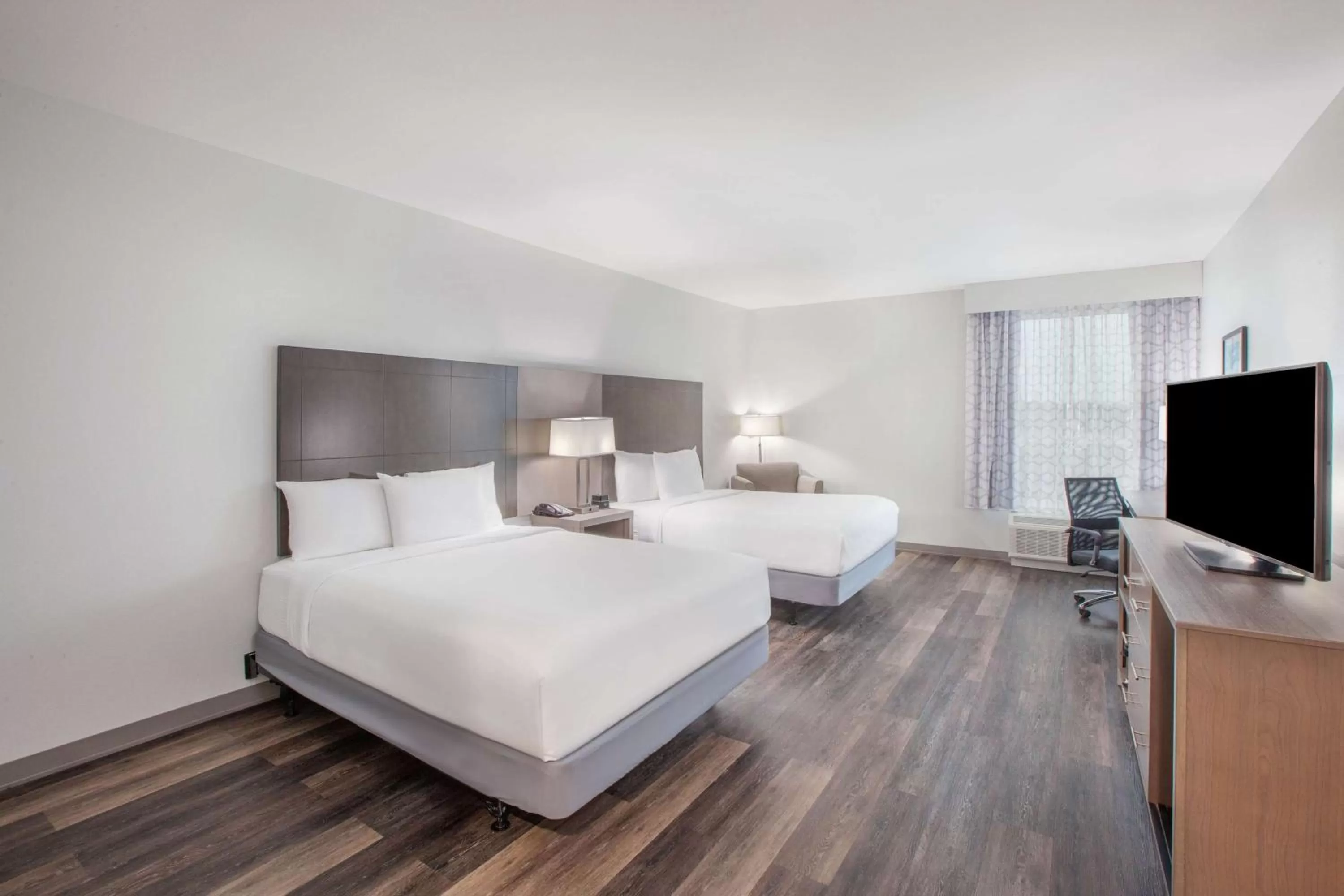 Photo of the whole room, Bed in La Quinta by Wyndham Dallas Duncanville