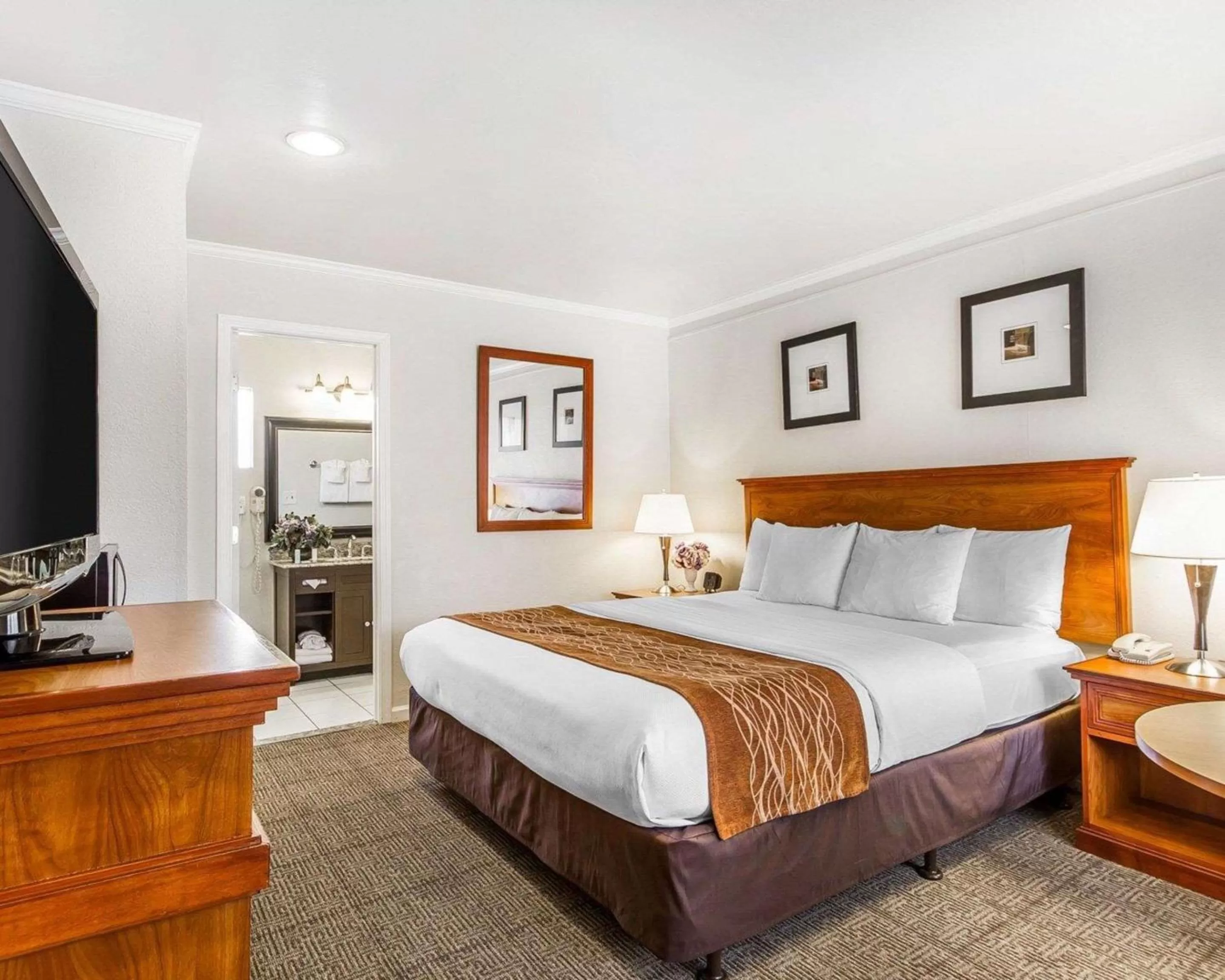 Photo of the whole room, Bed in The Inn at 1252 Monterey