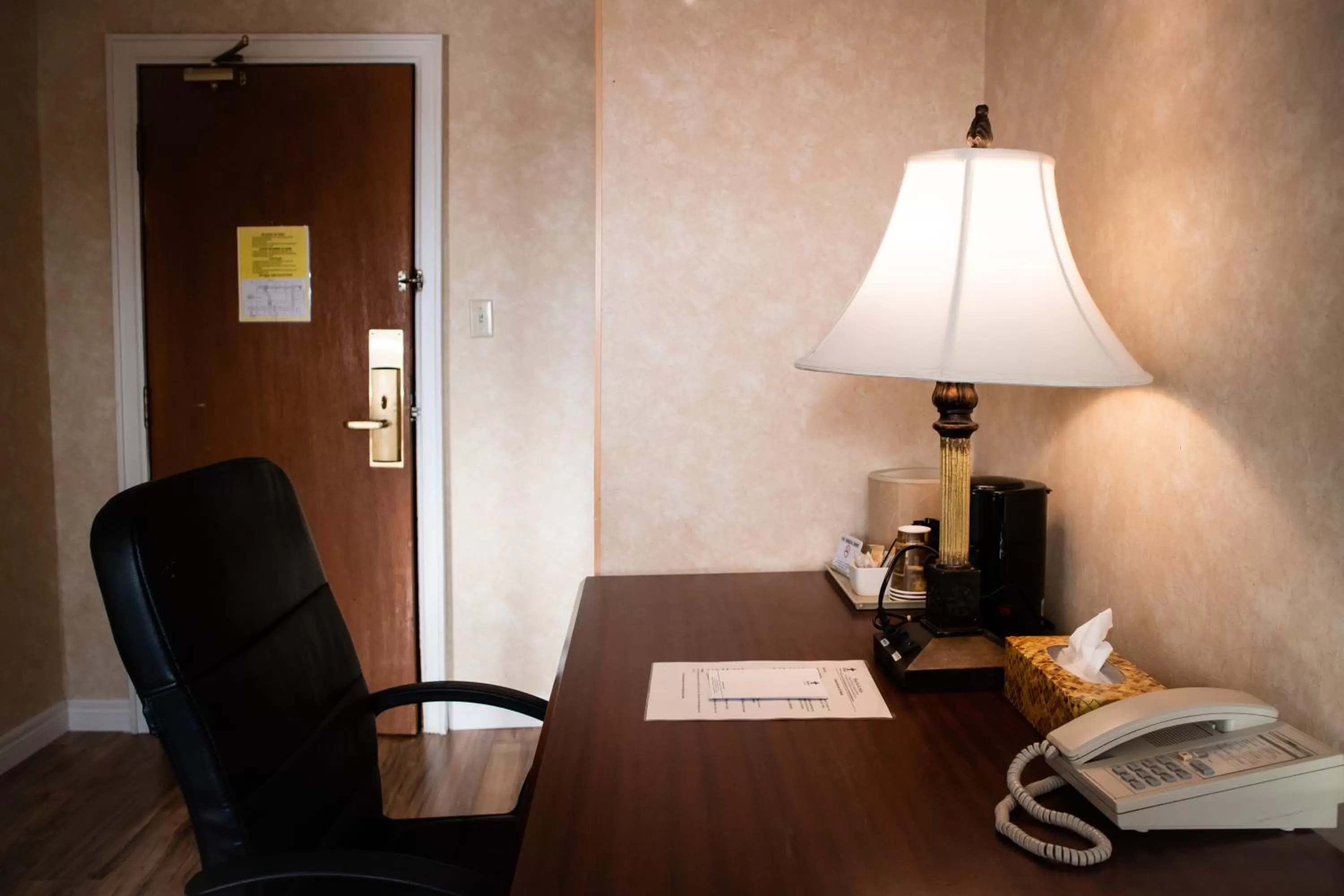 Seating area in Royal Inn and Suites at Guelph