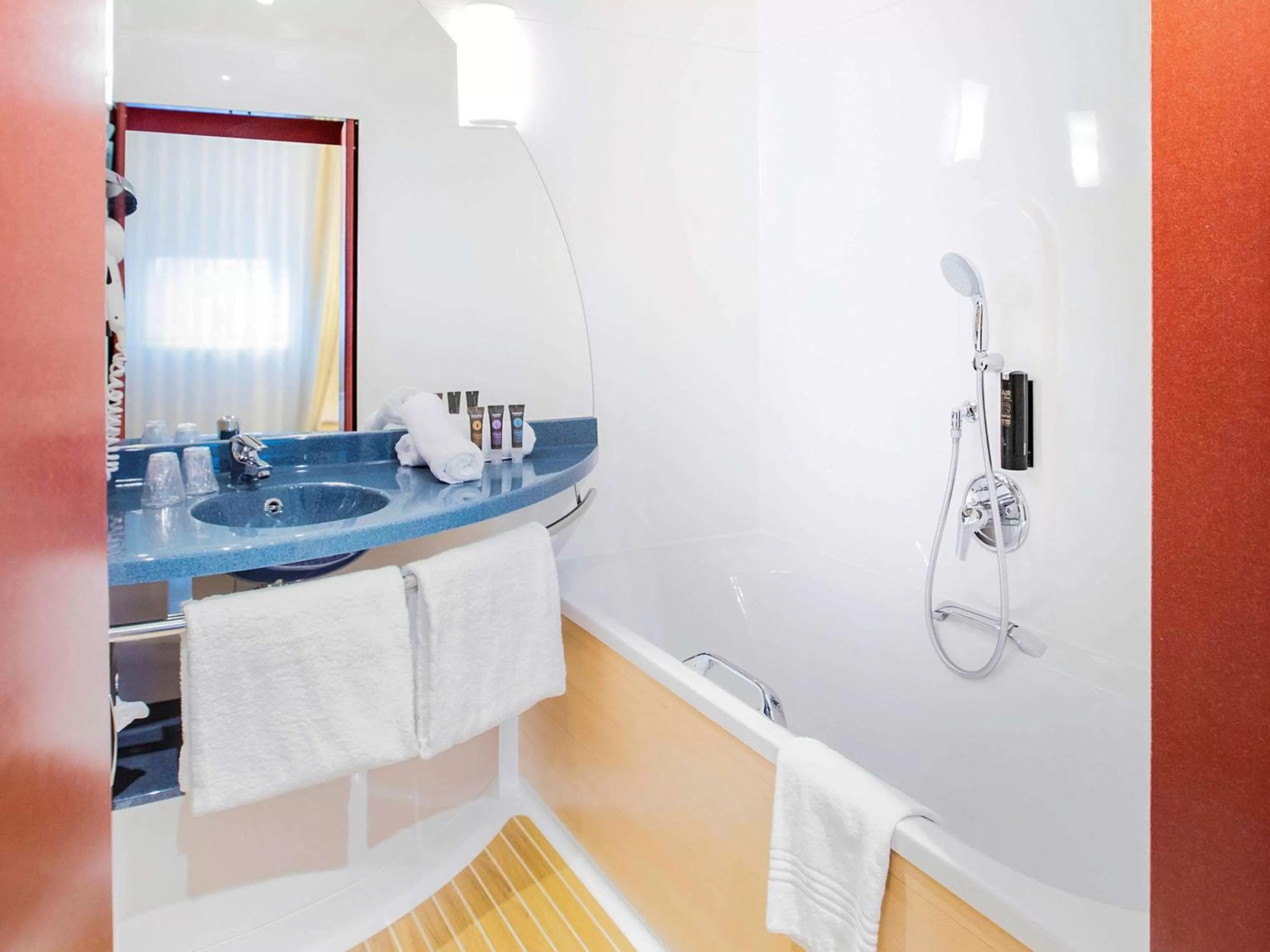 Photo of the whole room in Novotel Suites Genève Aéroport