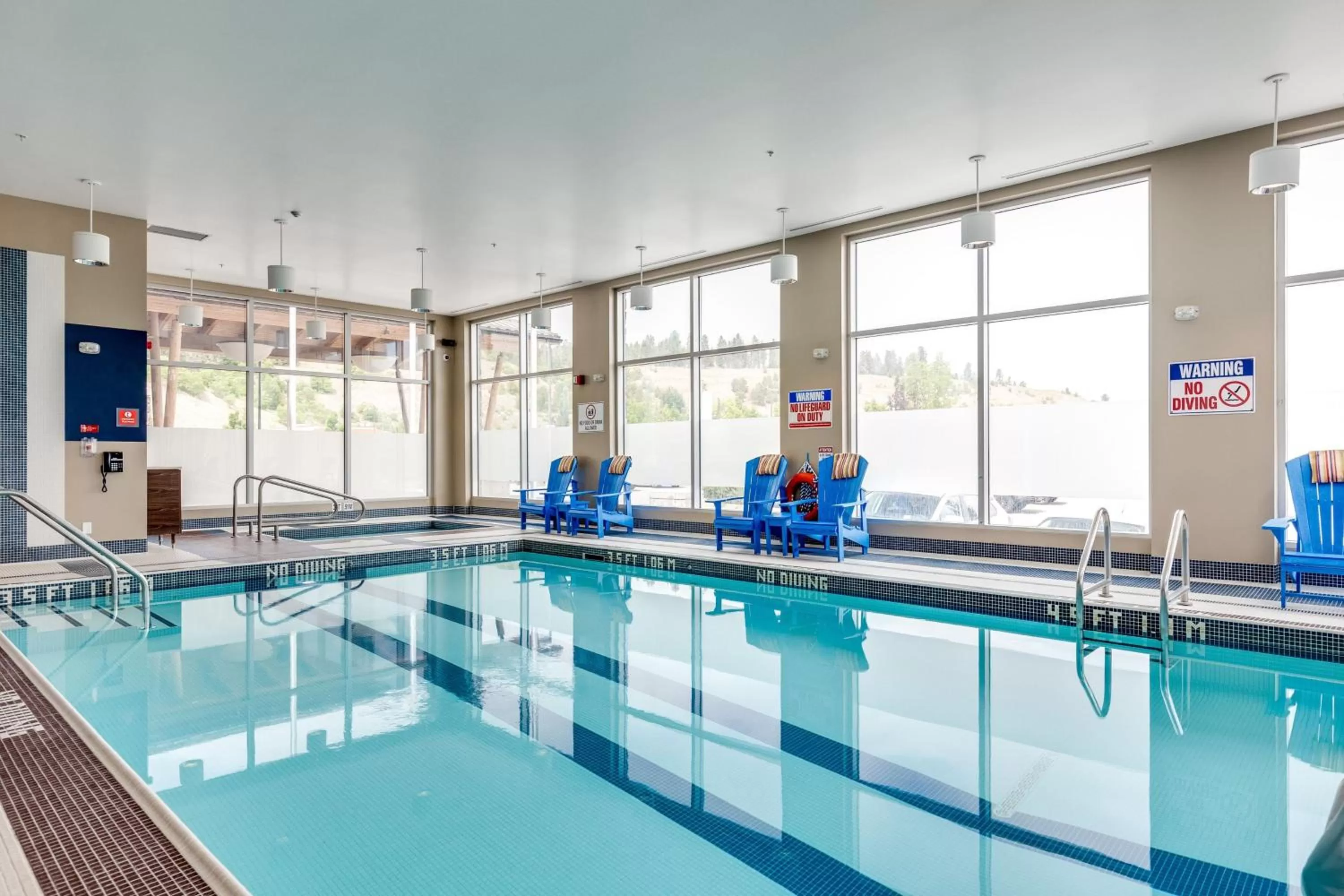 Swimming pool in Four Points by Sheraton Kelowna Airport
