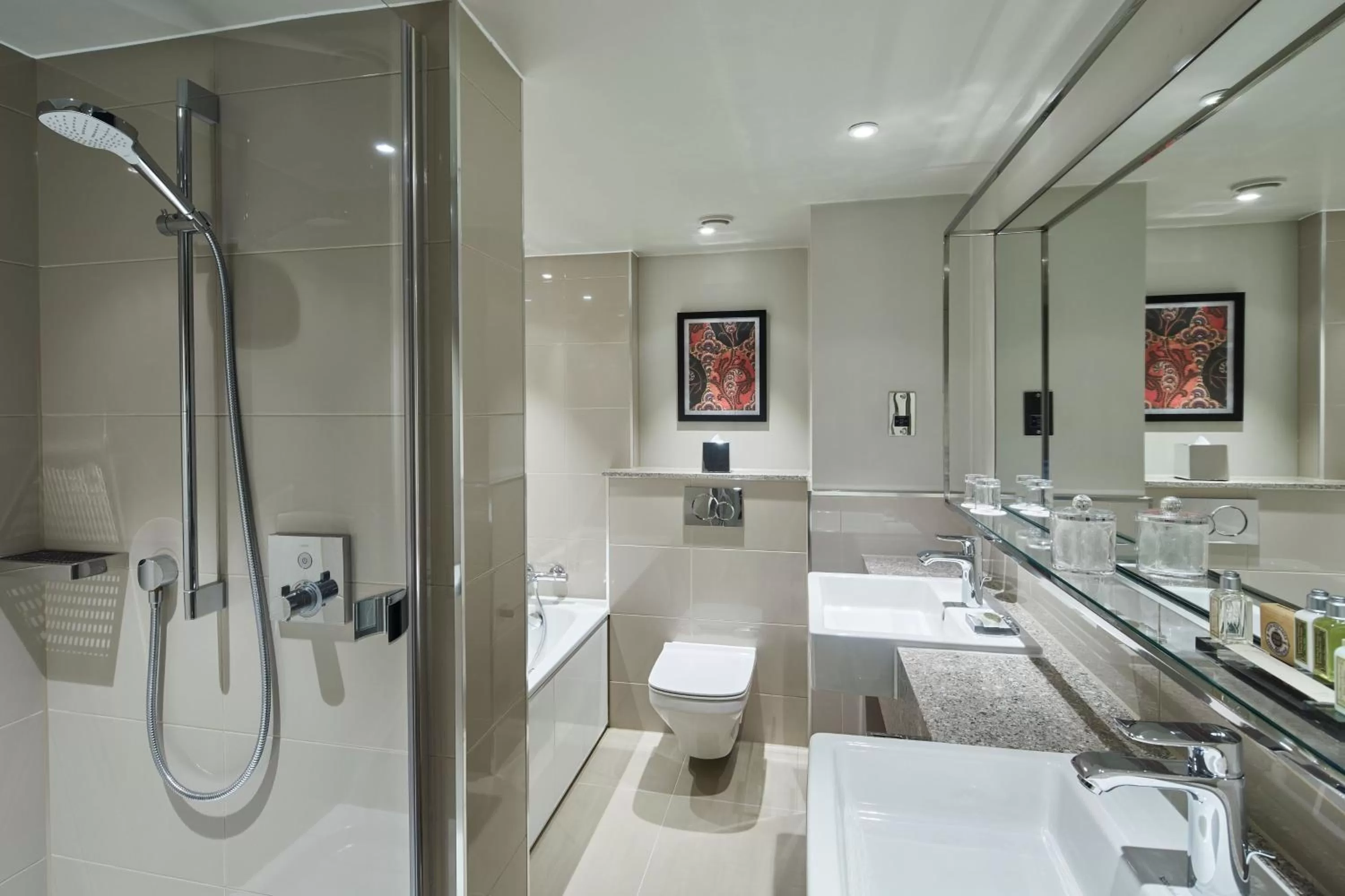 Bathroom in London Marriott Hotel Kensington