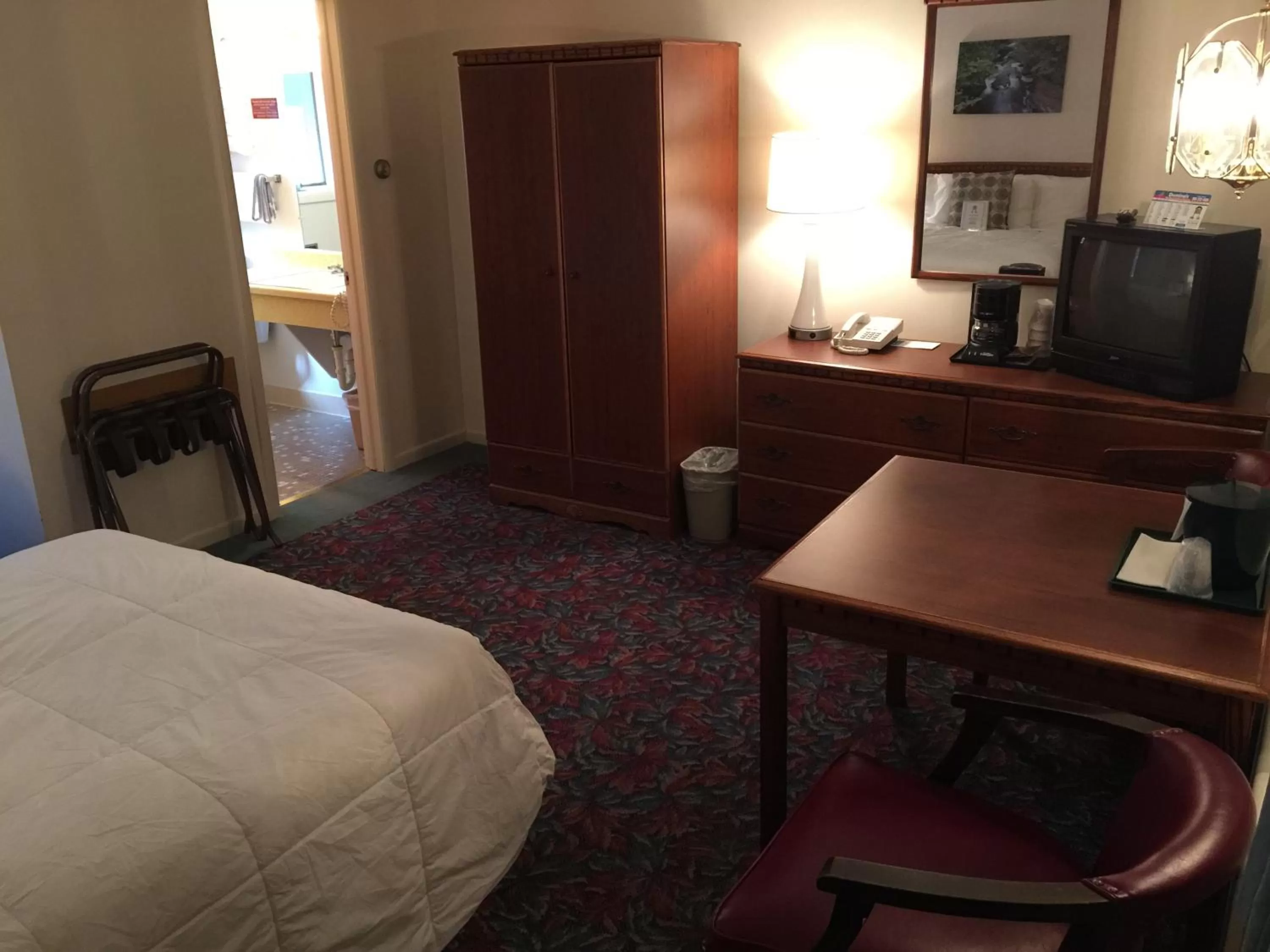 Photo of the whole room, Bed in Cedar Motor Inn
