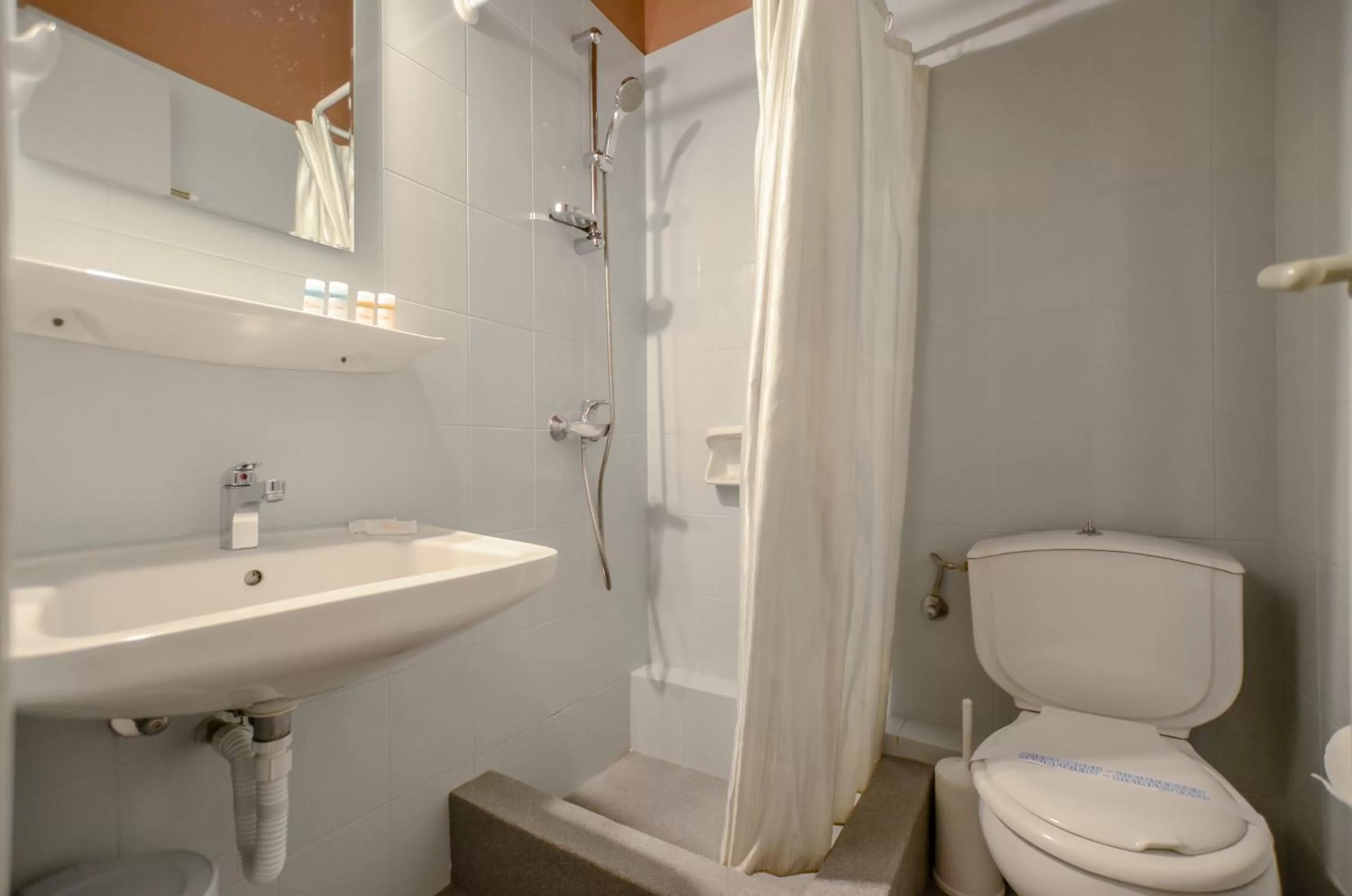 Shower in Hotel Coronis