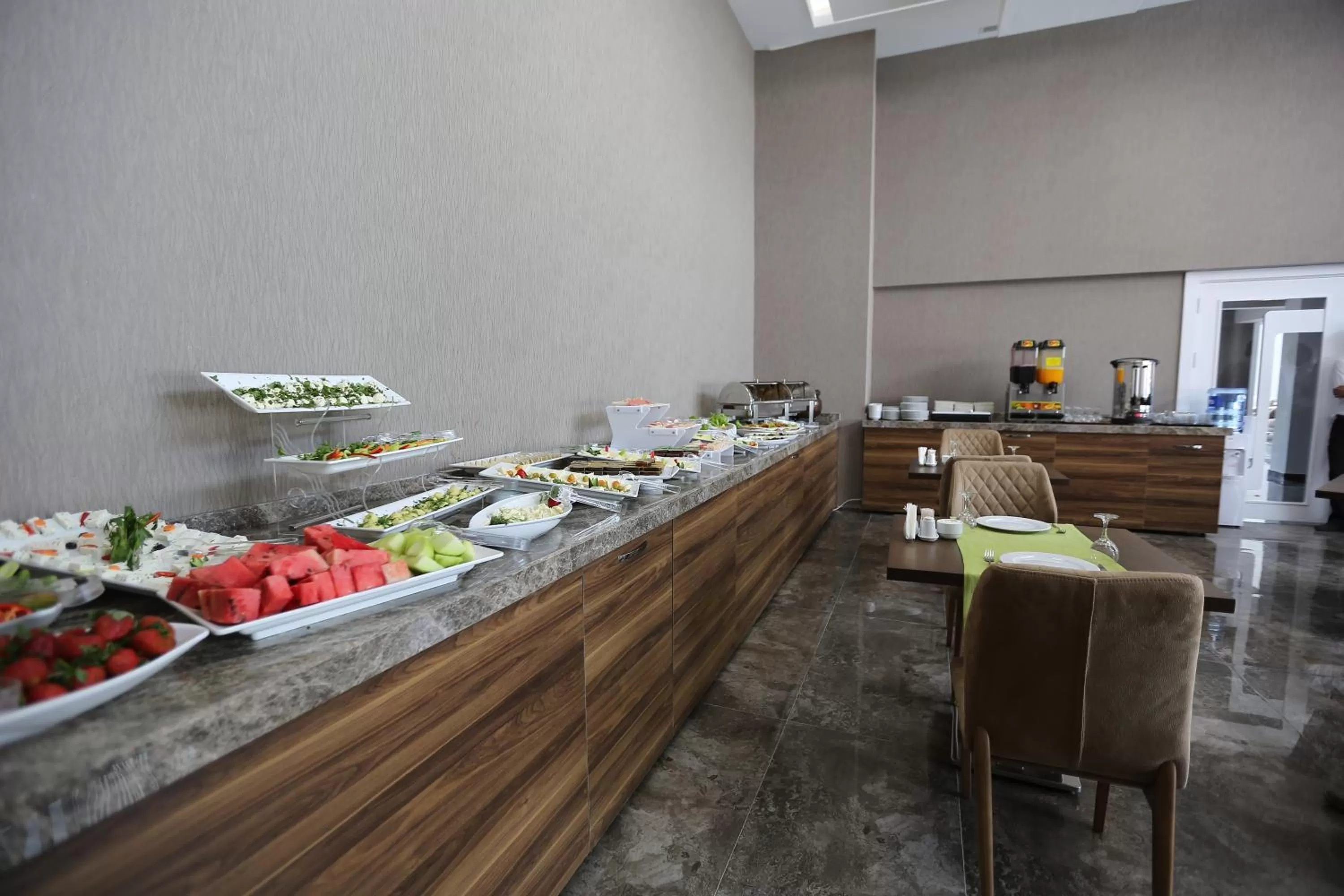 Food and drinks in Elips Royal Hotel & SPA