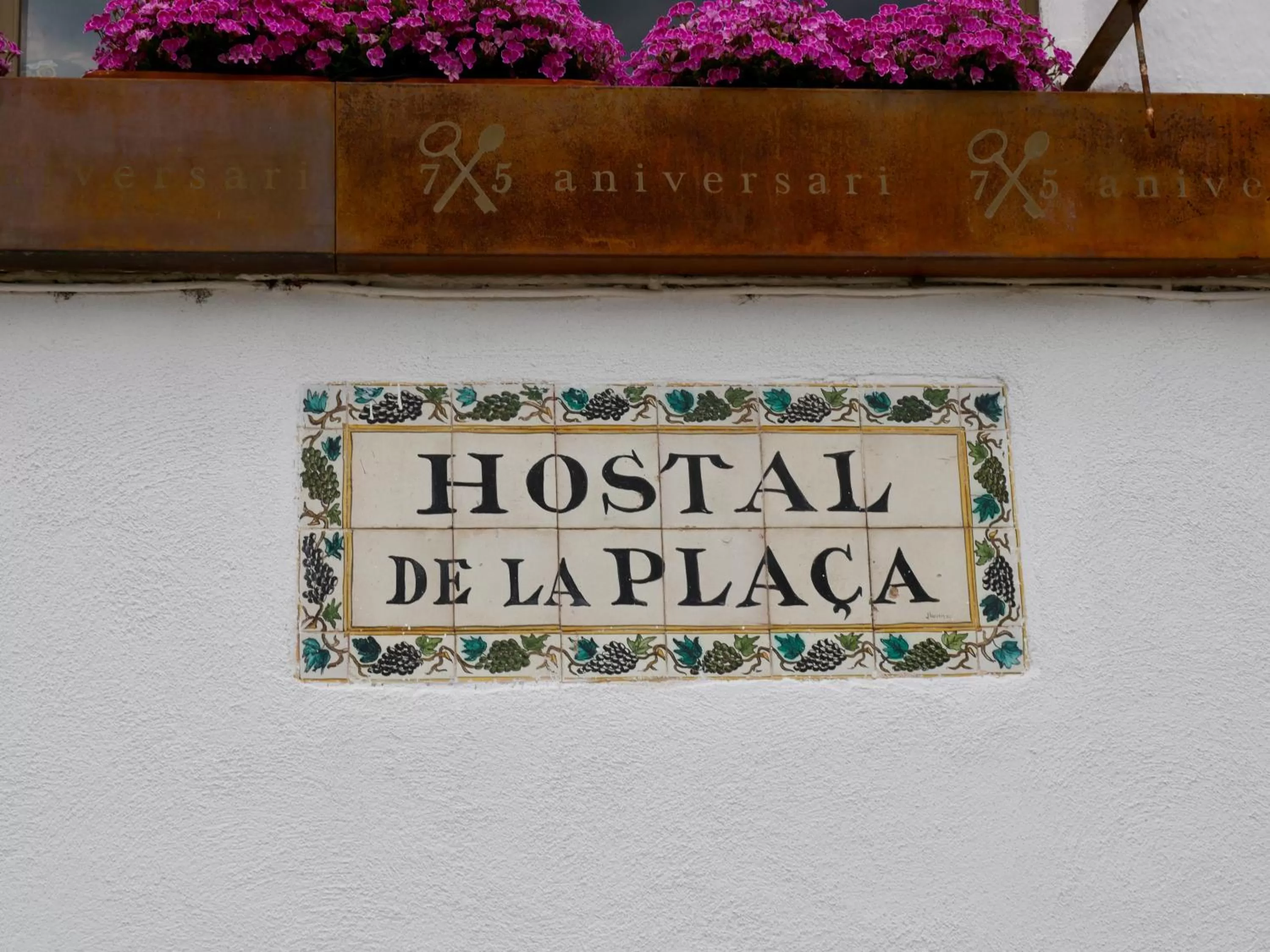 Logo/Certificate/Sign in Hostal de la Plaça - Hotel Boutique