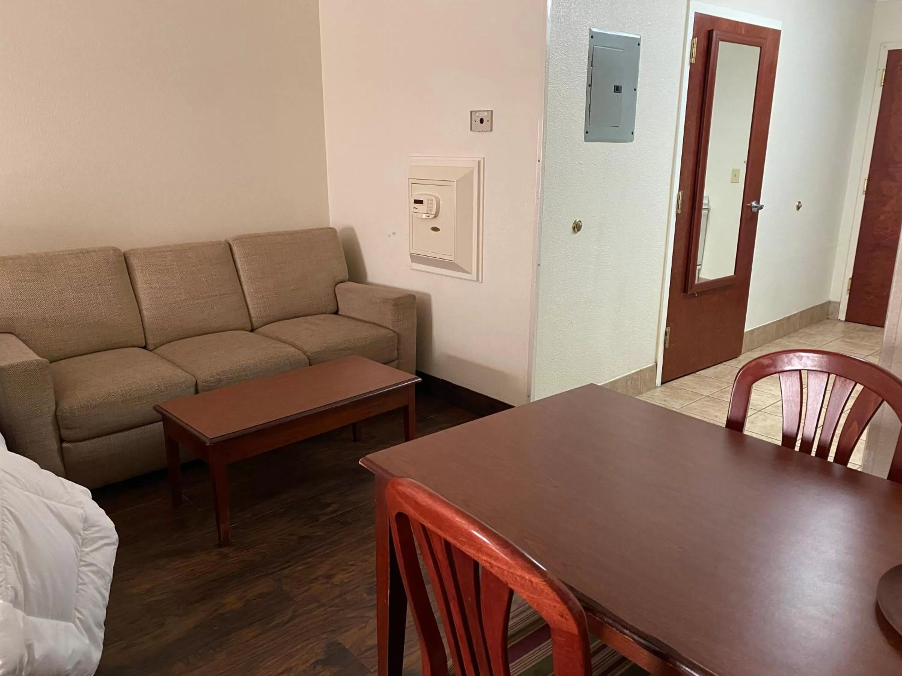 Seating area in Homestead Lodge Apart Hotel