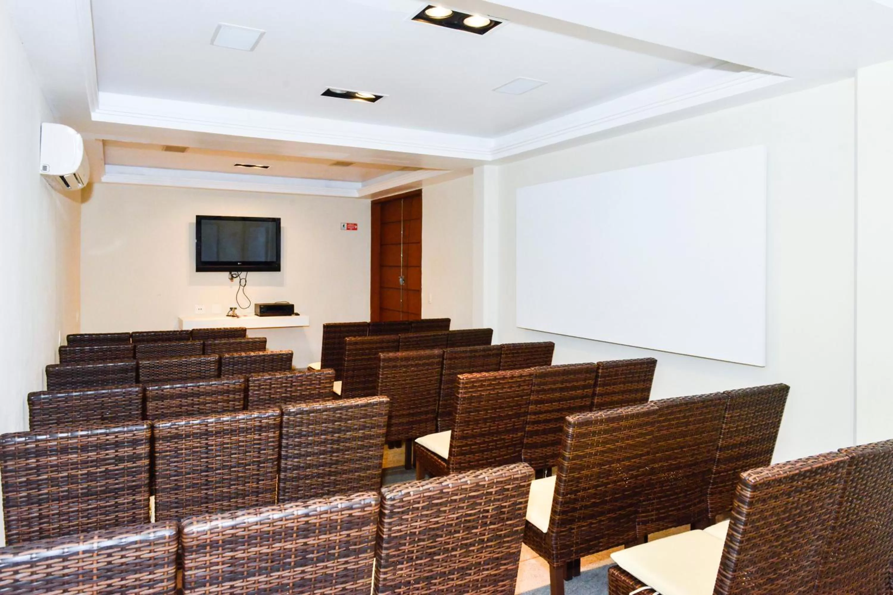 Communal lounge/ TV room in Portogalo Suite Hotel