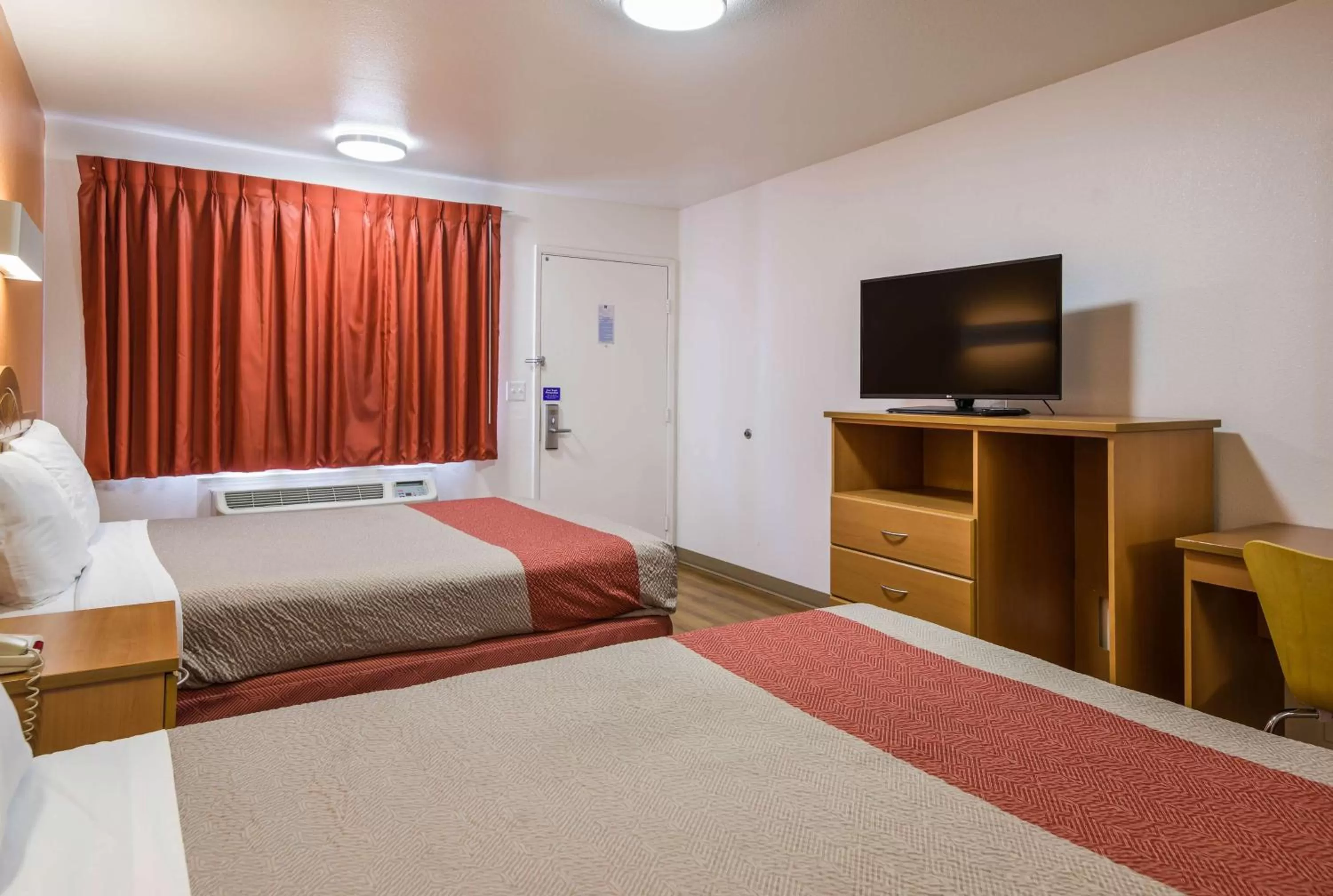 TV and multimedia, Bed in Motel 6-Concord, CA