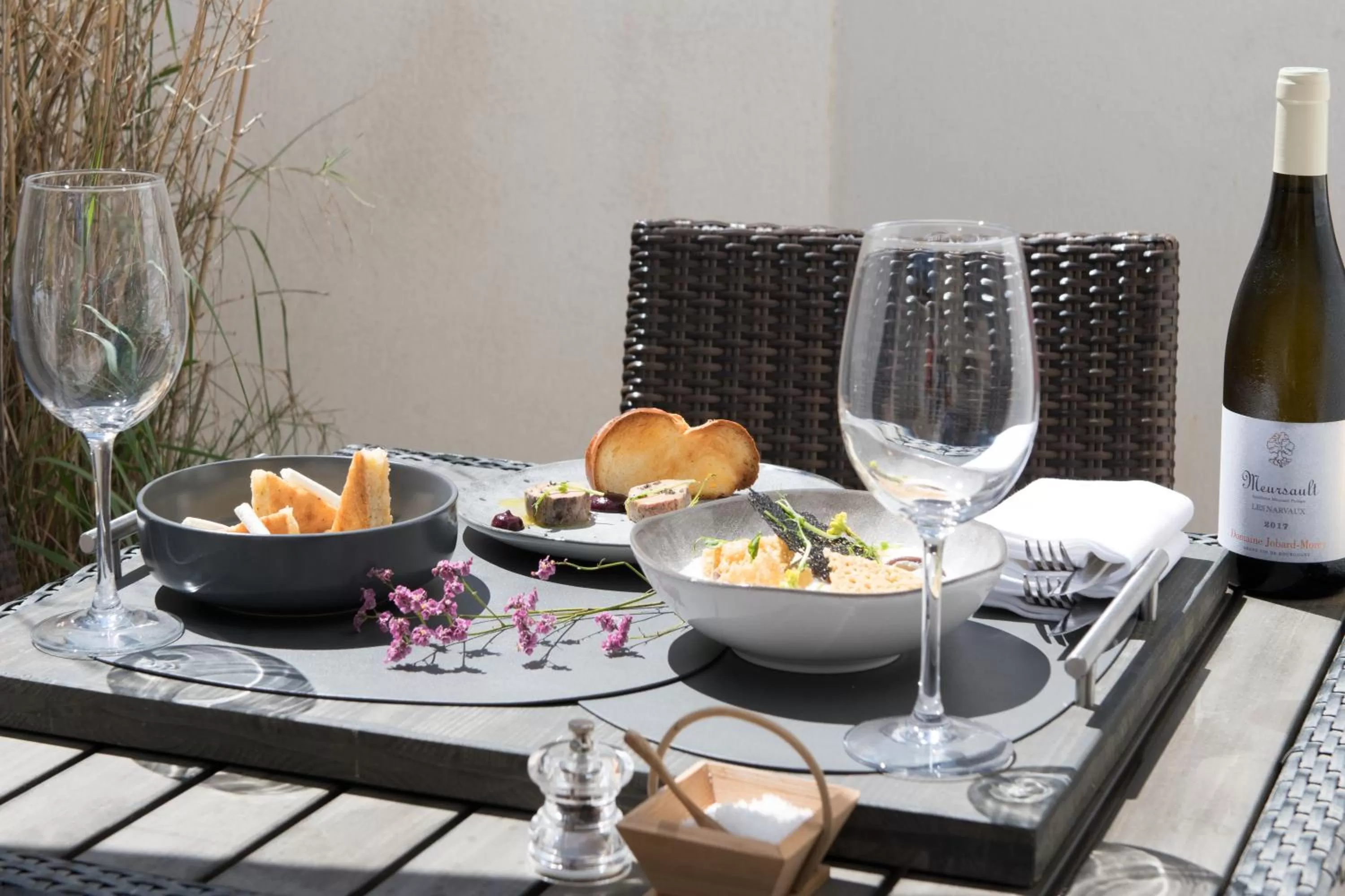 room service in Elégance Suites Hôtel