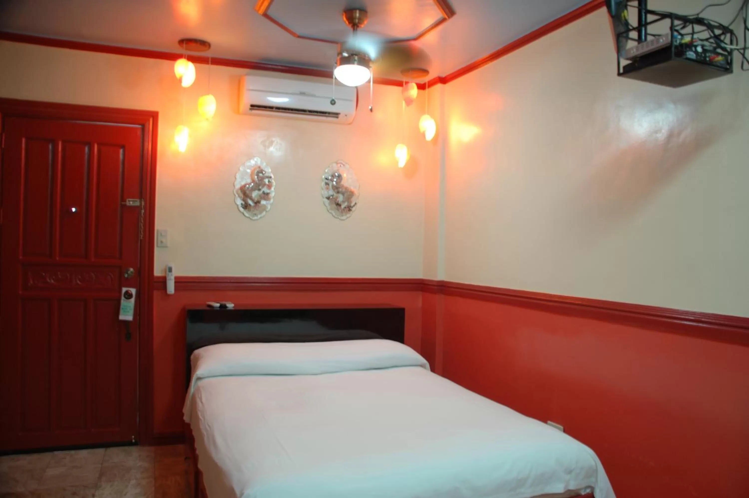 Bed in Kokomos Hotel and Restaurant