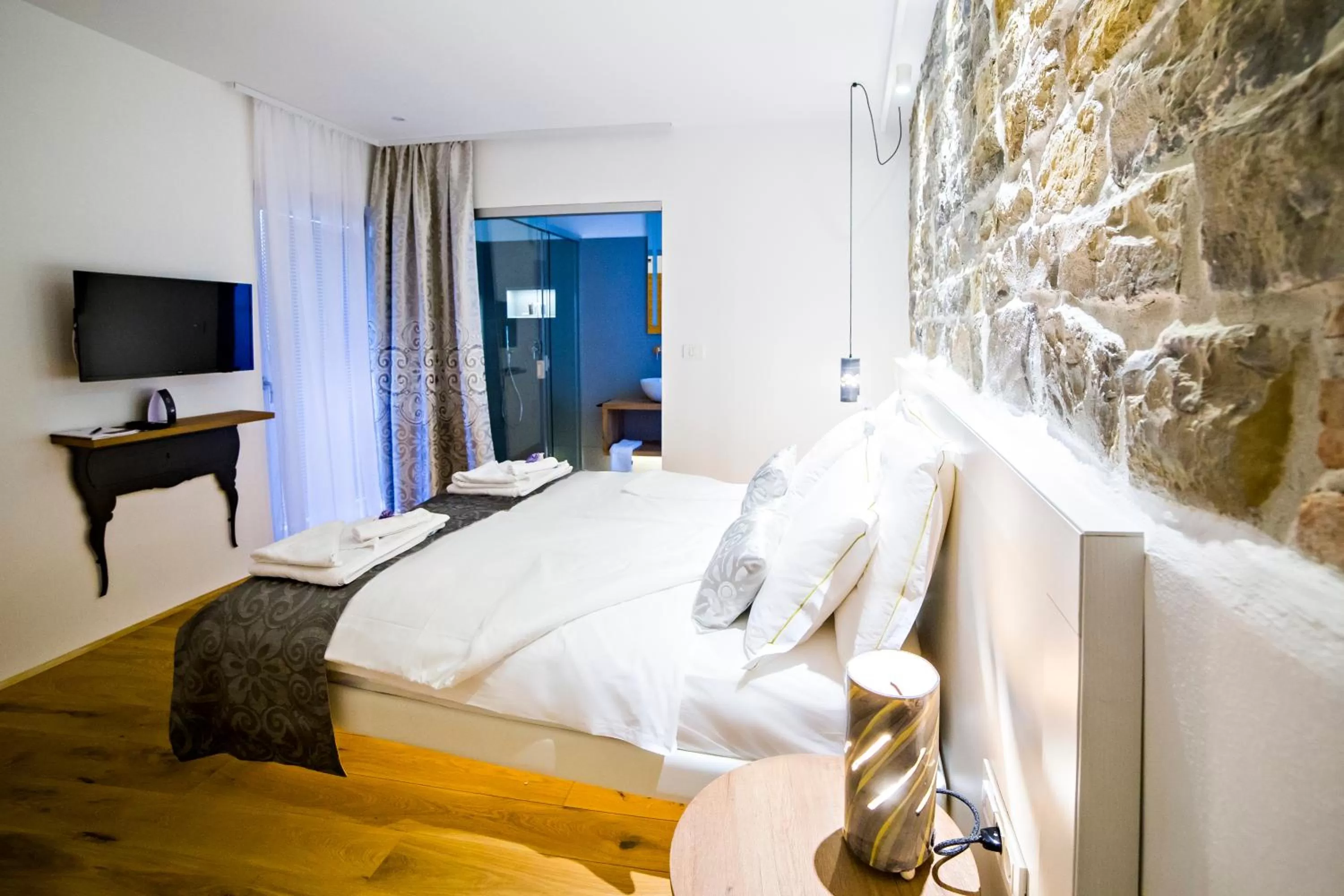 Photo of the whole room, Bed in MEMENTO B&B Piran