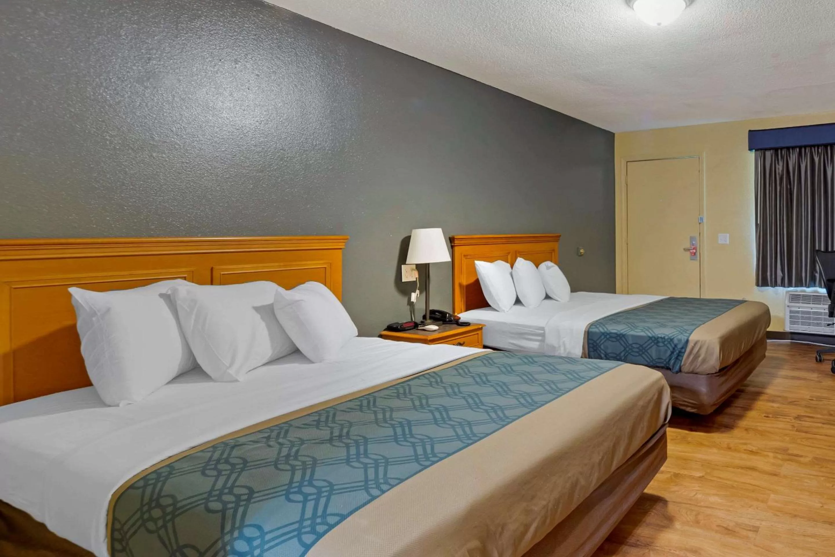 Photo of the whole room, Bed in Econo Lodge Pryor