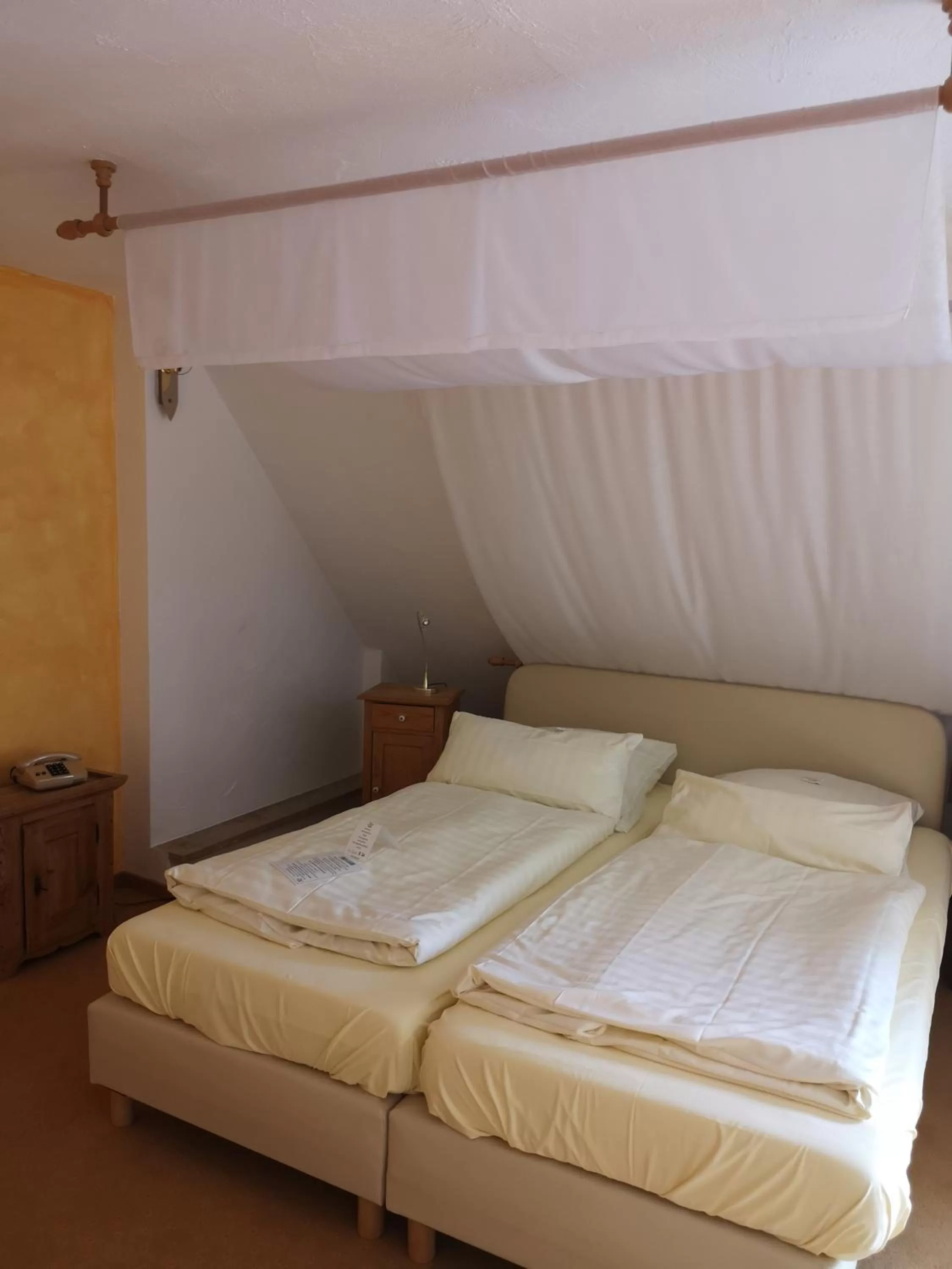 Bed in Hotel Goldflair am Rathaus