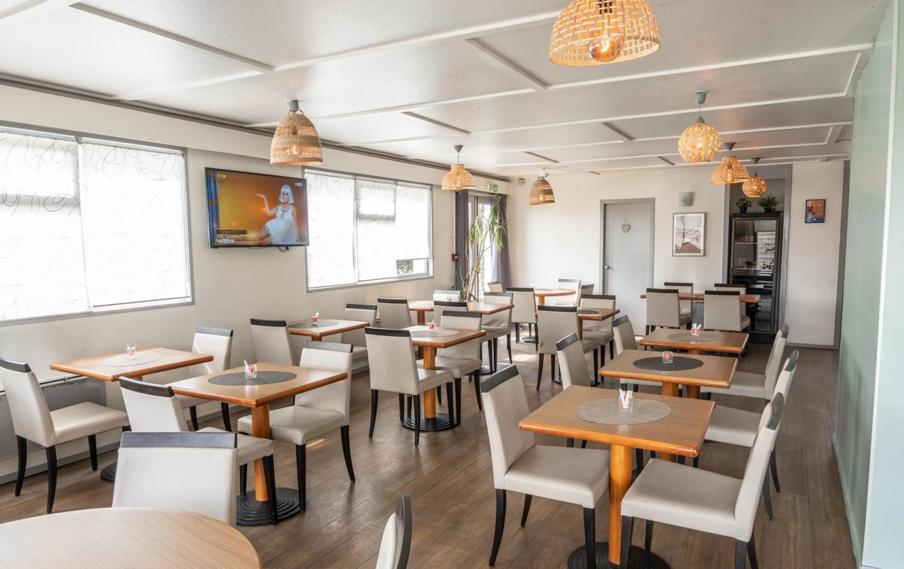 TV and multimedia in Hotel Inn Design La Rochelle