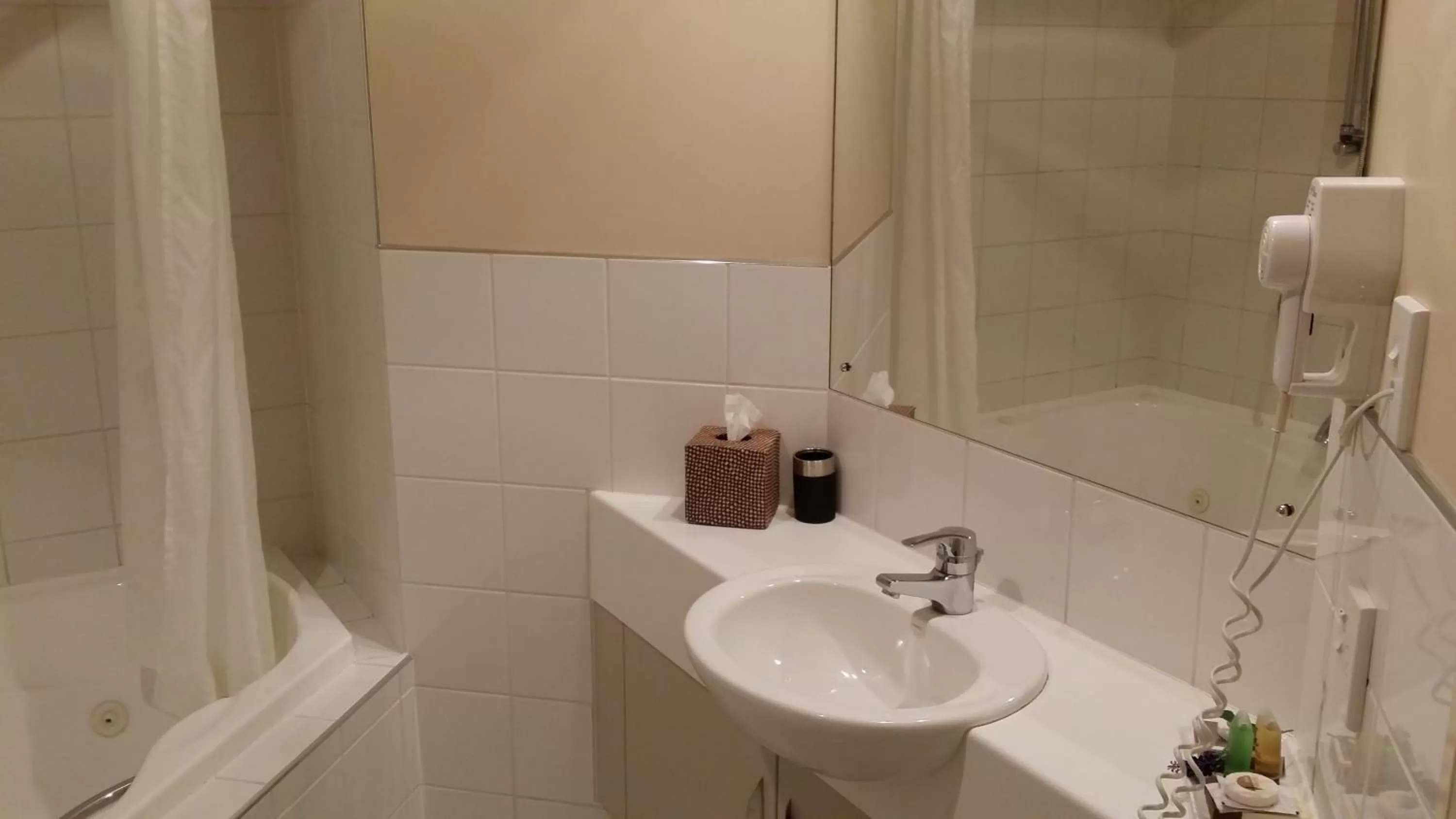 Bathroom in Cedar Grove Motor Lodge