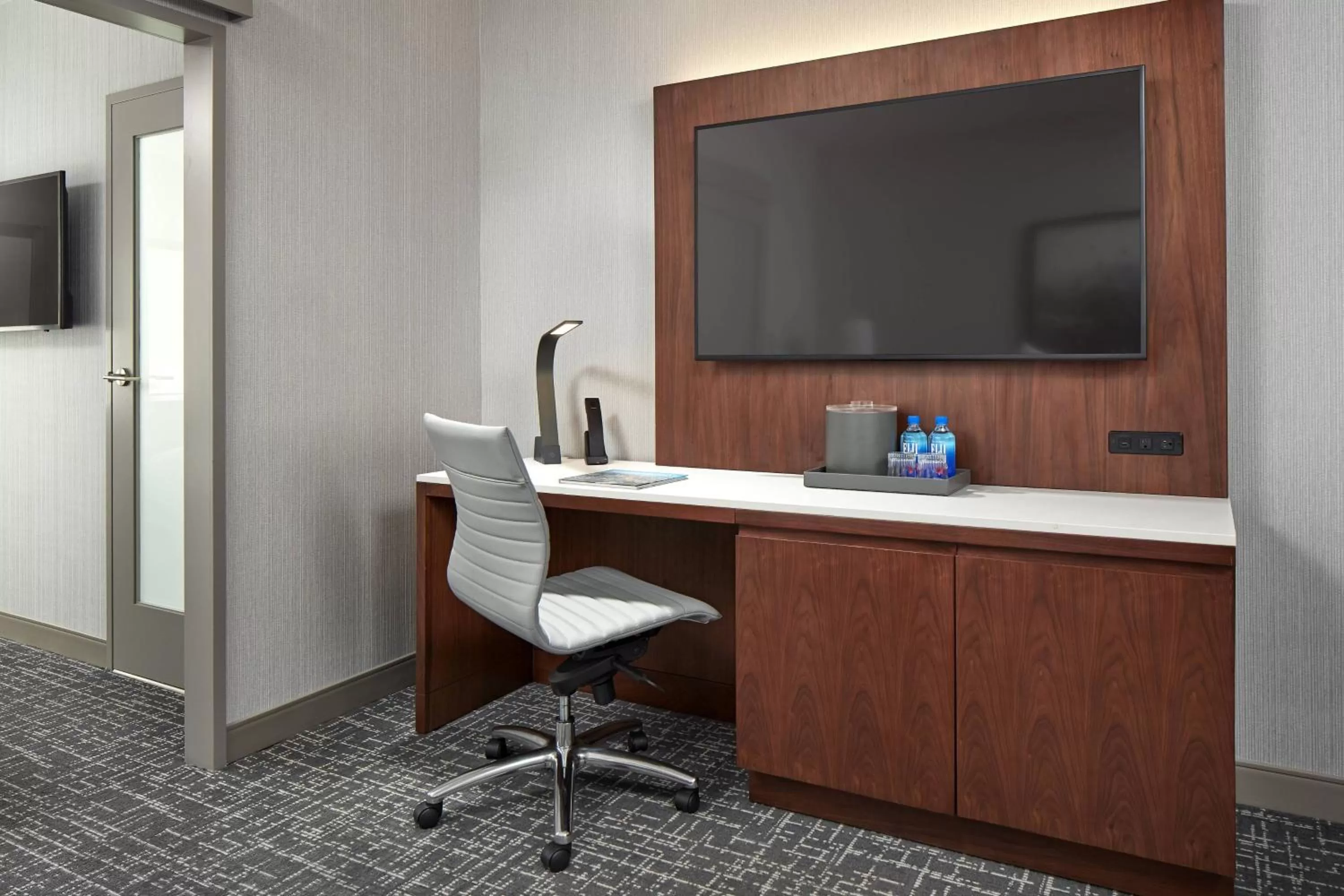 Photo of the whole room, TV/Entertainment Center in San Mateo Marriott San Francisco Airport