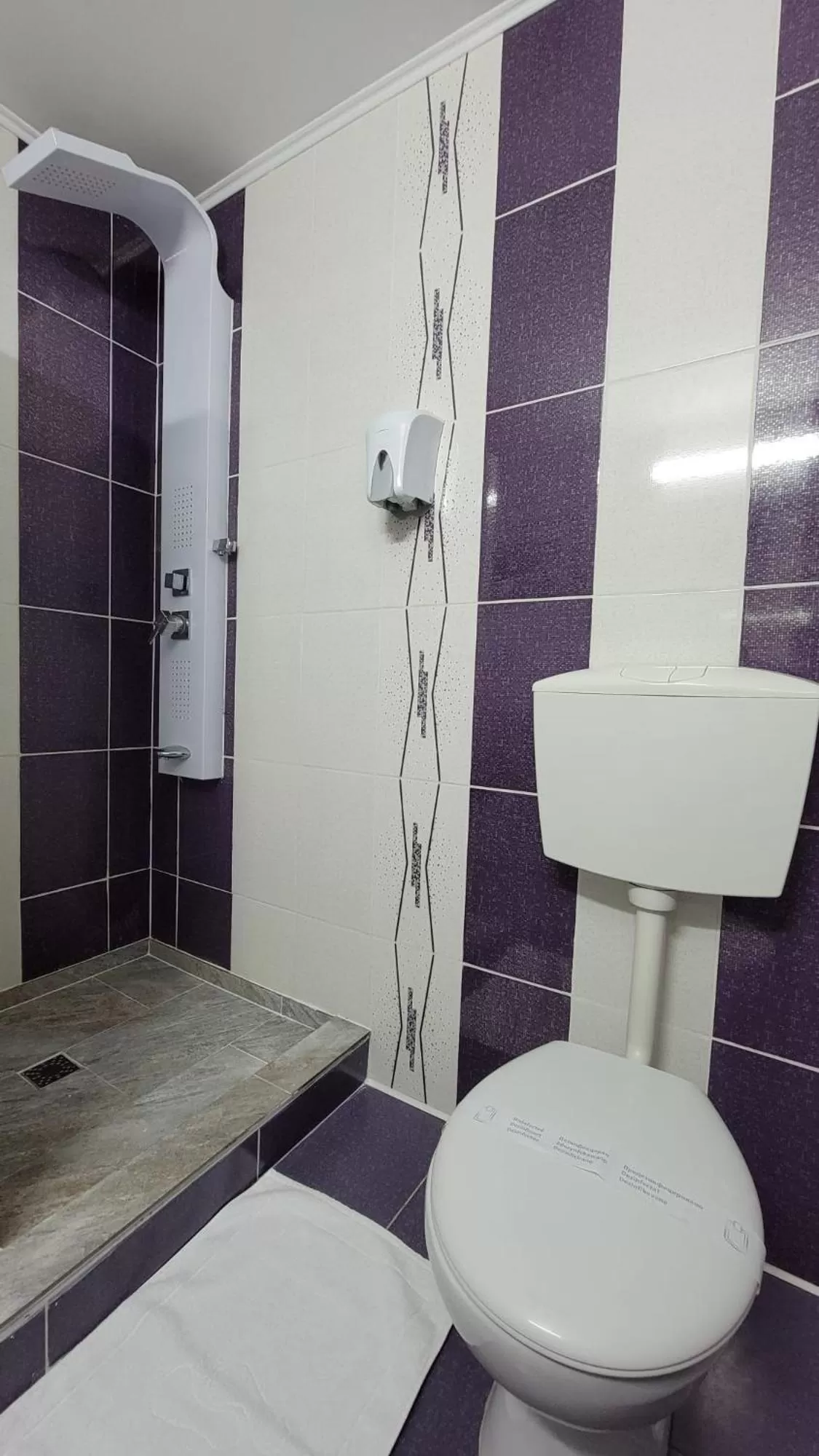 Shower, Bathroom in Hotel IMPERYUM