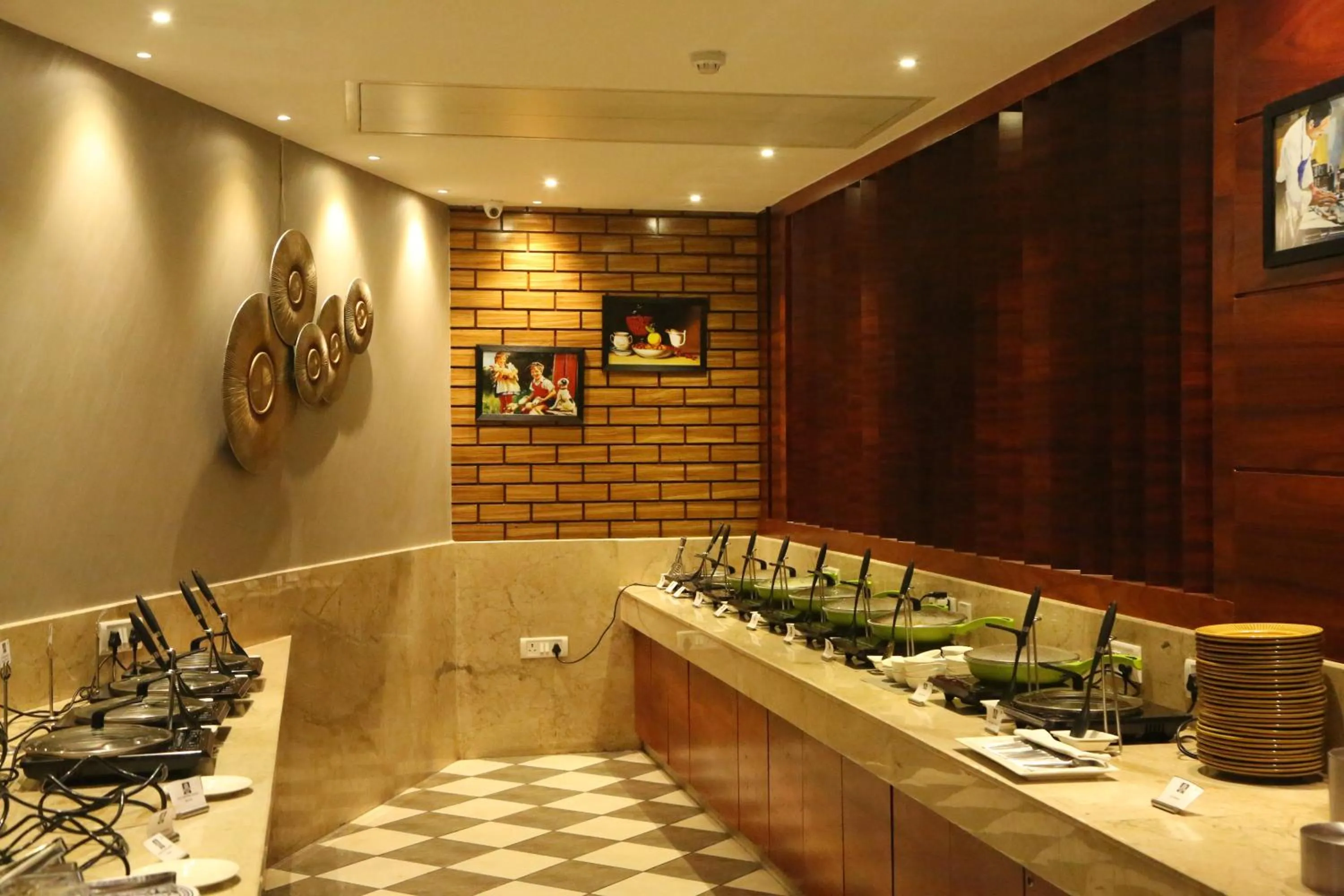 Restaurant/places to eat in Hotel Ascent Biz